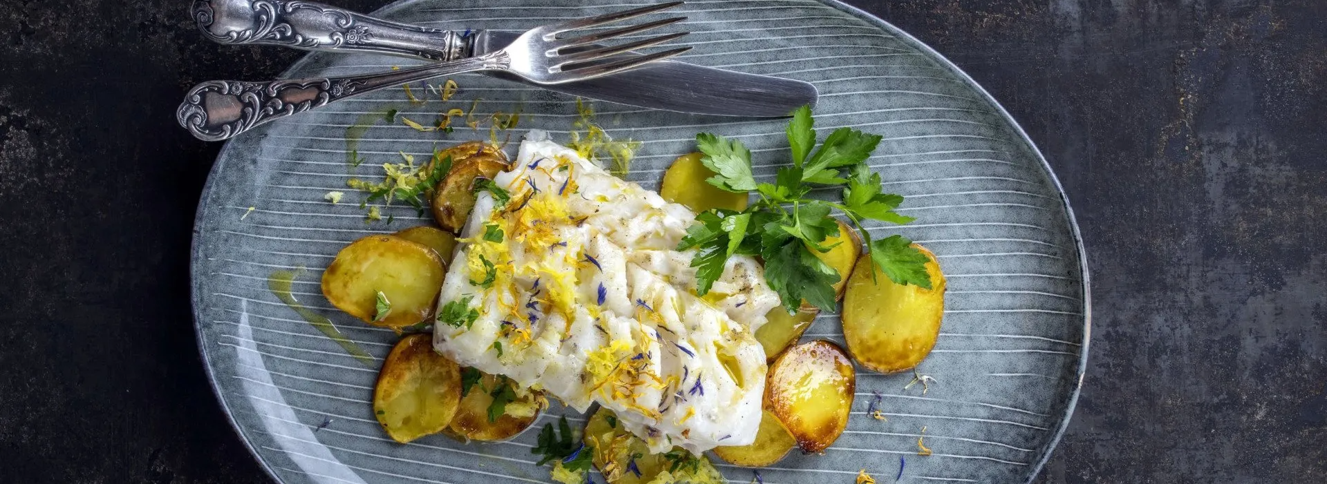un plato con papas y cilantro