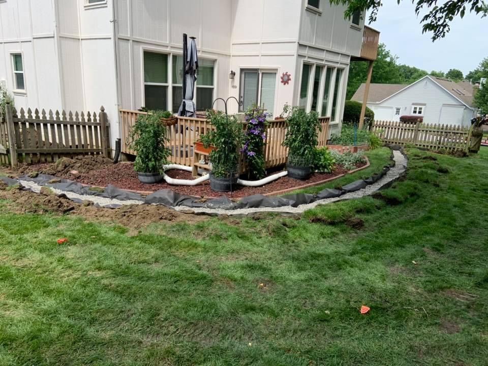 A house with a fence and a lush green lawn in front of it.