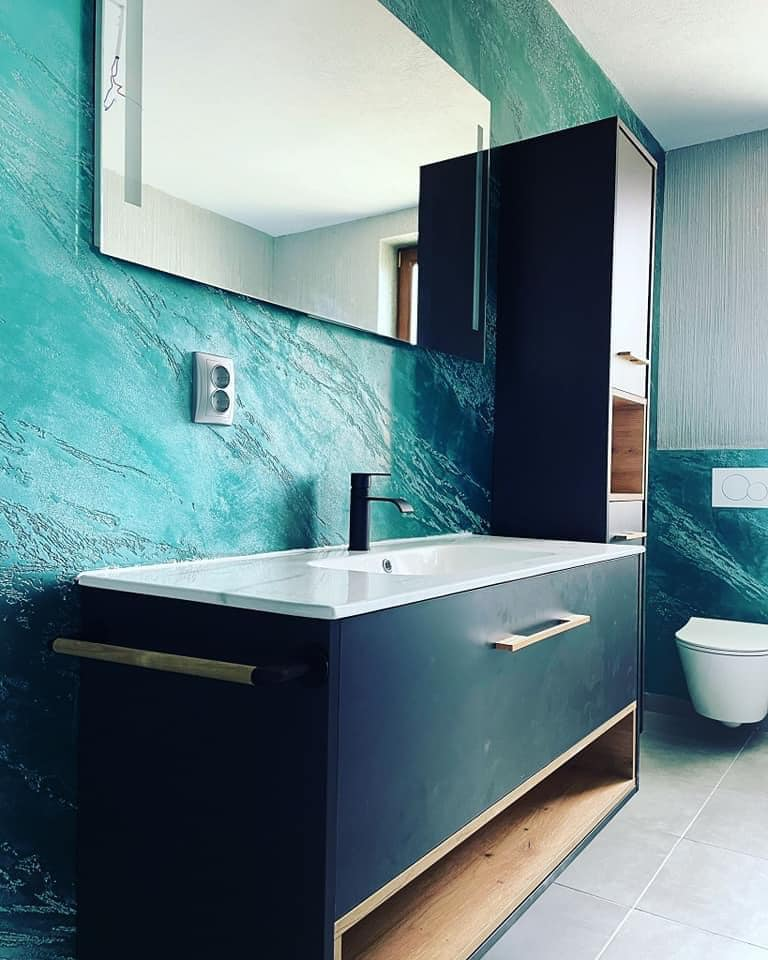 Un bagno con lavandino, water e specchio.