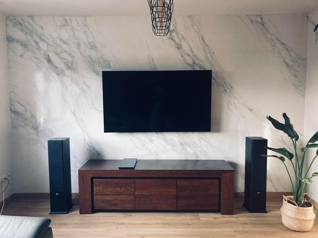 Un soggiorno con una TV a schermo piatto sulla parete