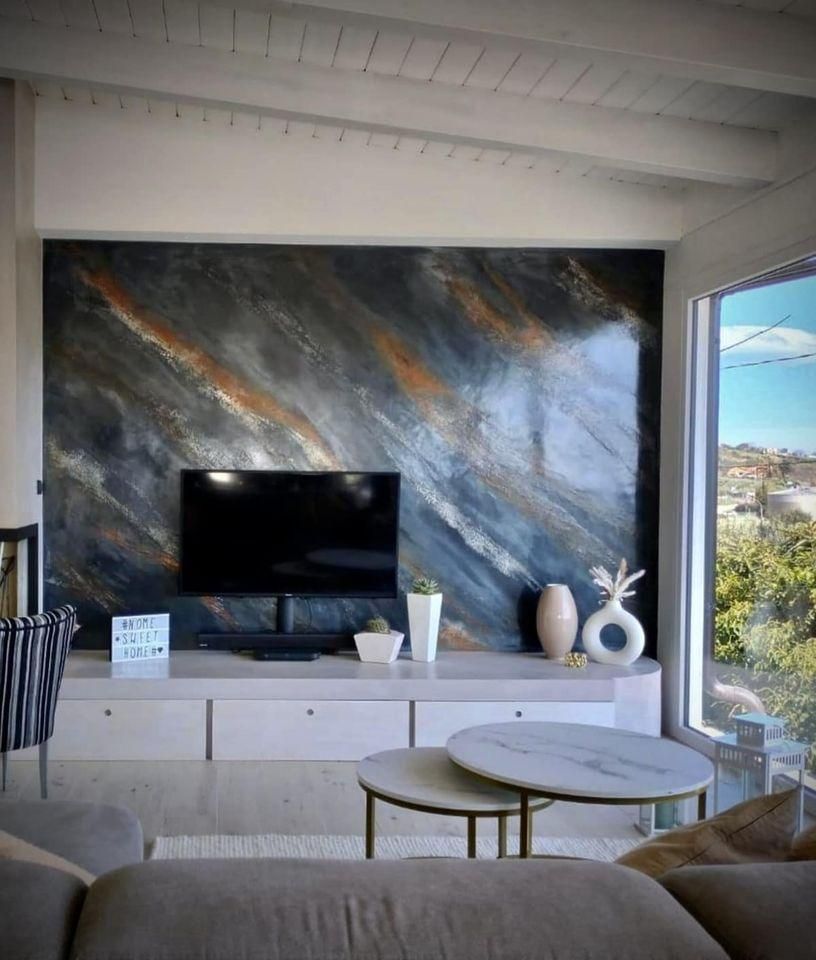 Un soggiorno con un divano e una televisione