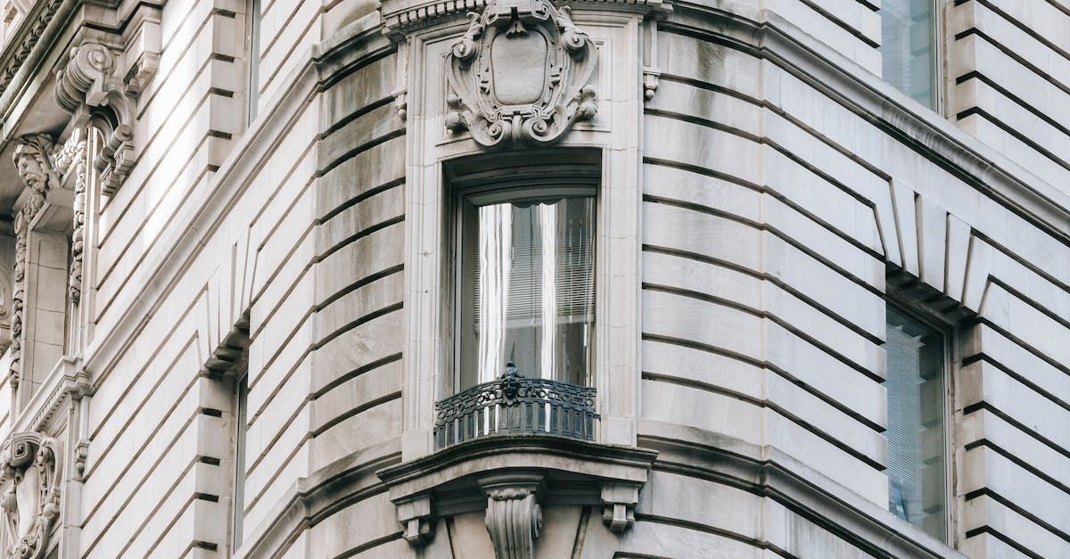A building with a balcony on the corner of it.
