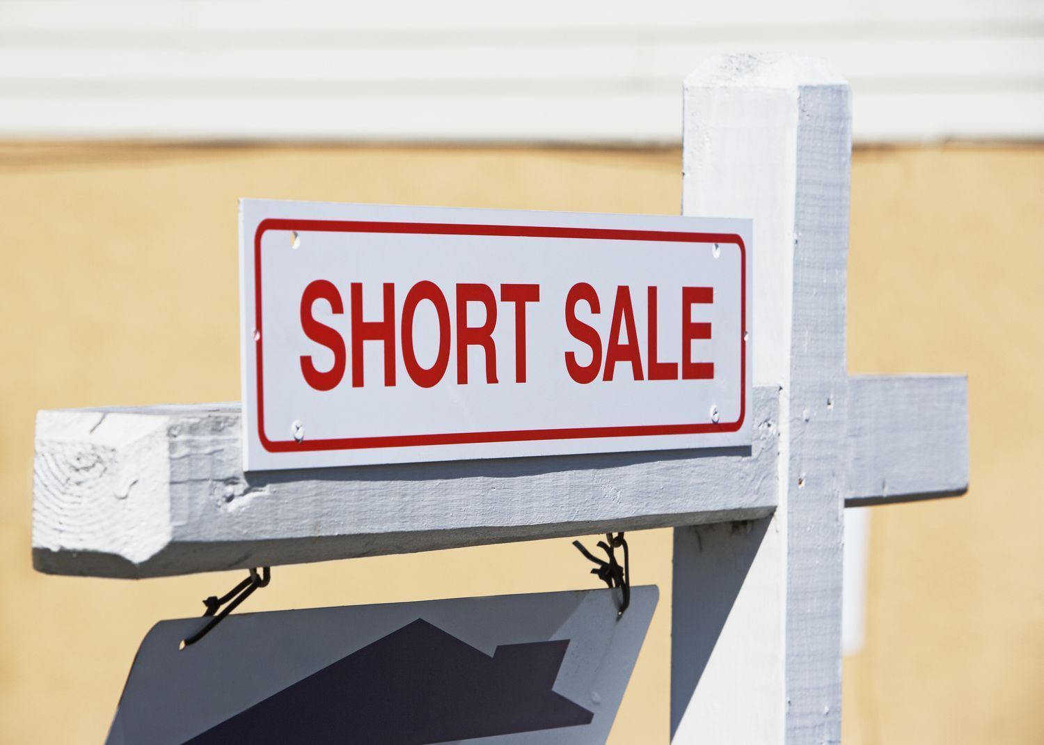 A sign that says short sale on it.