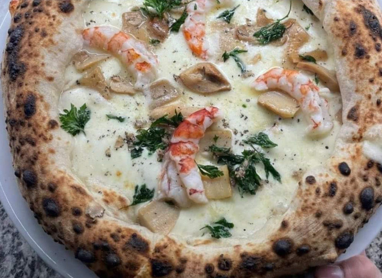 Pizza con frutti di mare