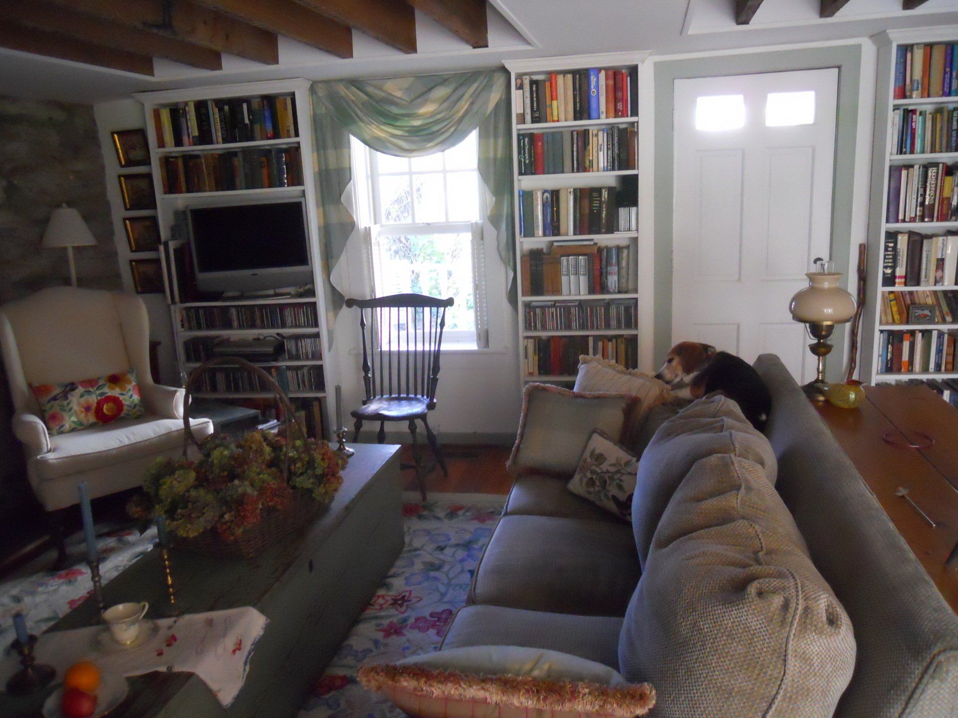 A living room filled with furniture and bookshelves