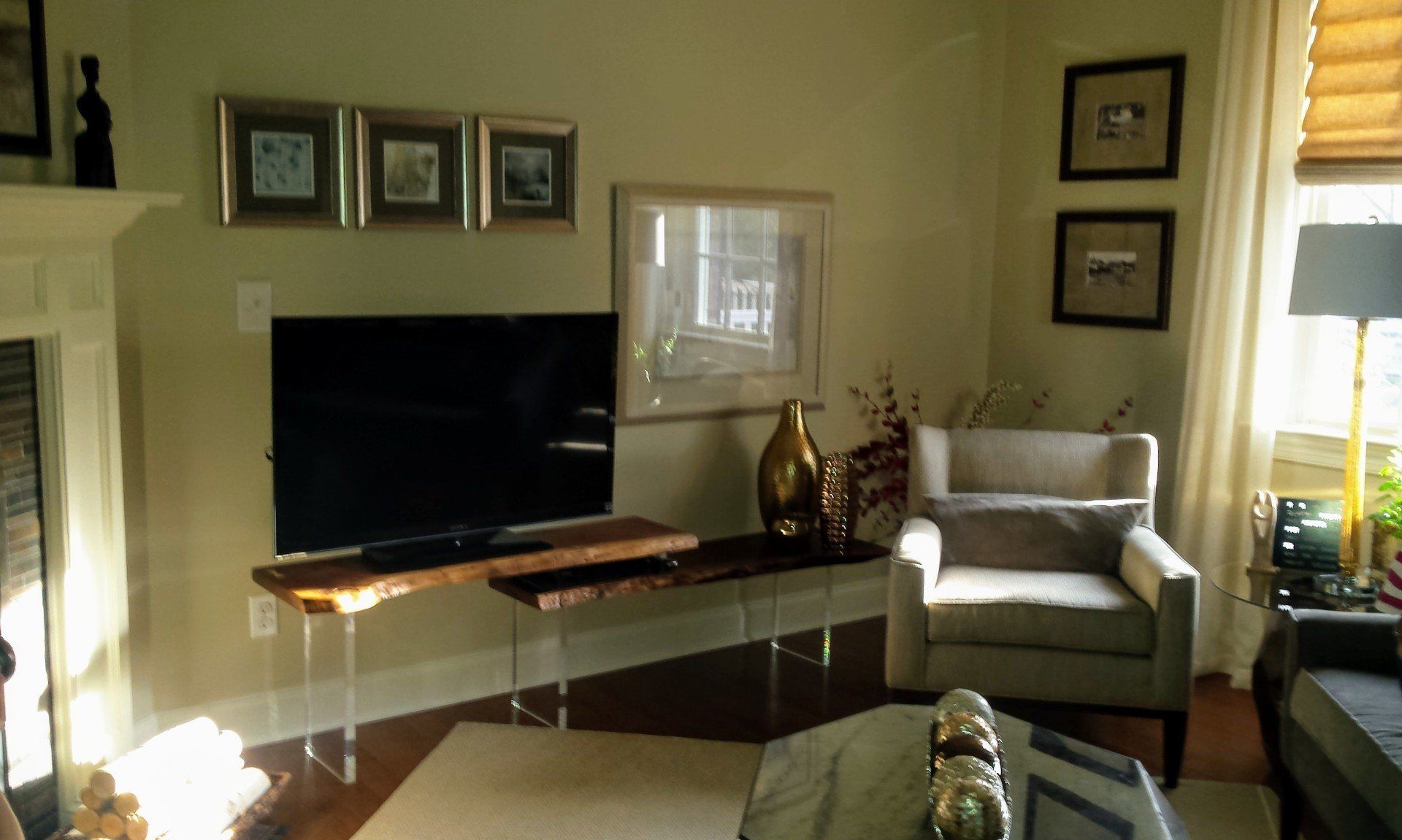 A living room with a flat screen tv on a stand