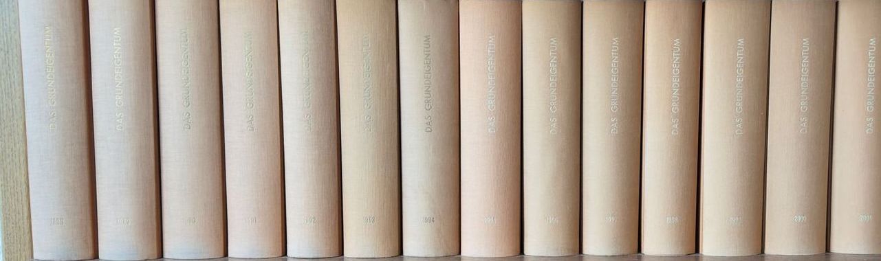 Auf einem Tisch sind mehrere Holzstäbe in einer Reihe aufgereiht, in der Kanzlei Feuersänger