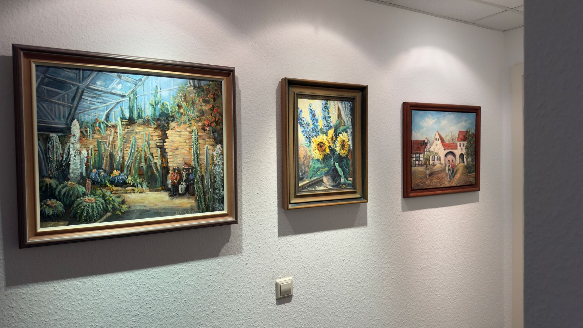 Drei Gemälde hängen an einer Wand in einem Flur, in der Kanzlei Feuersänger