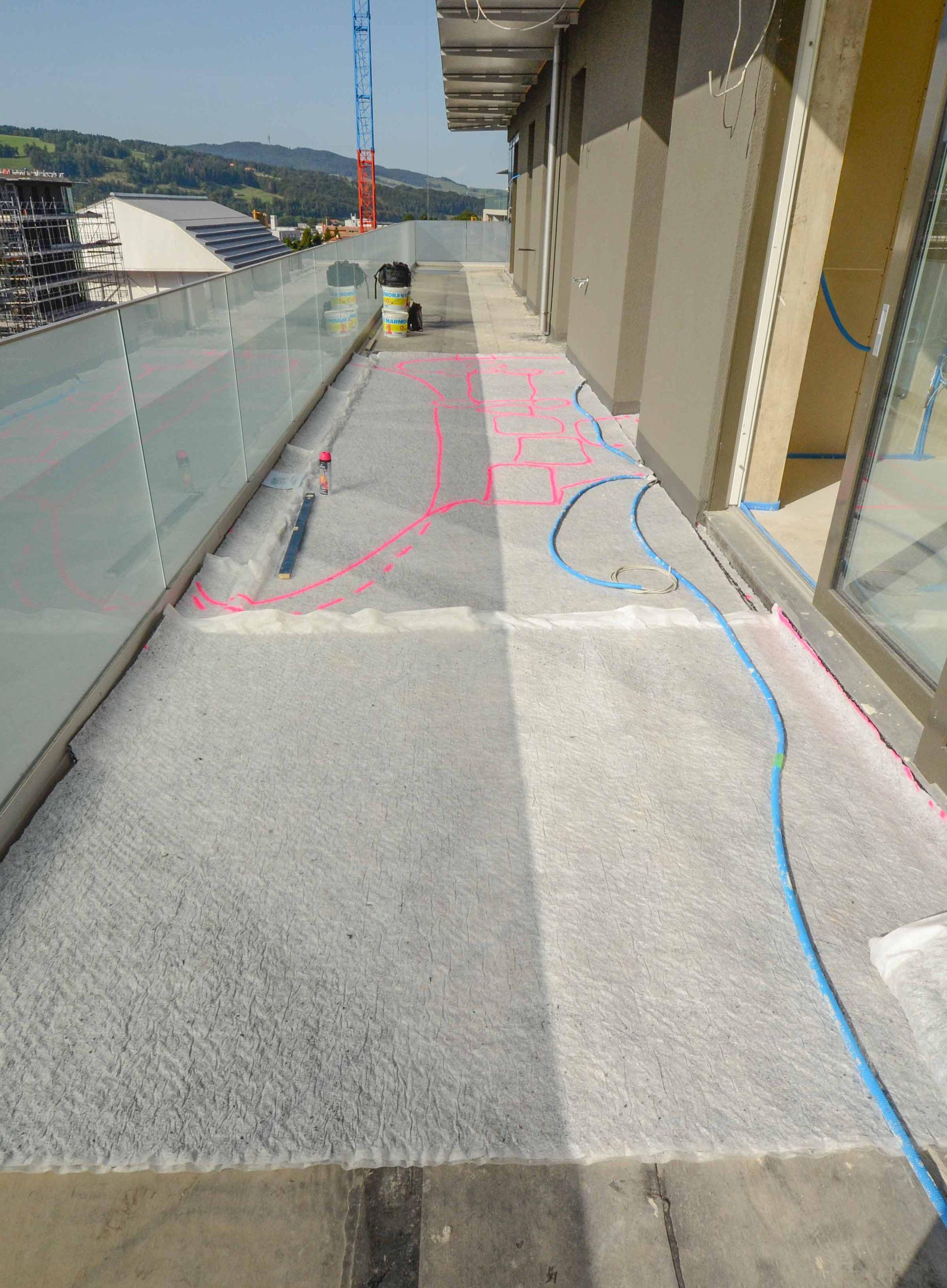 Una passerella di cemento con un tubo attaccato