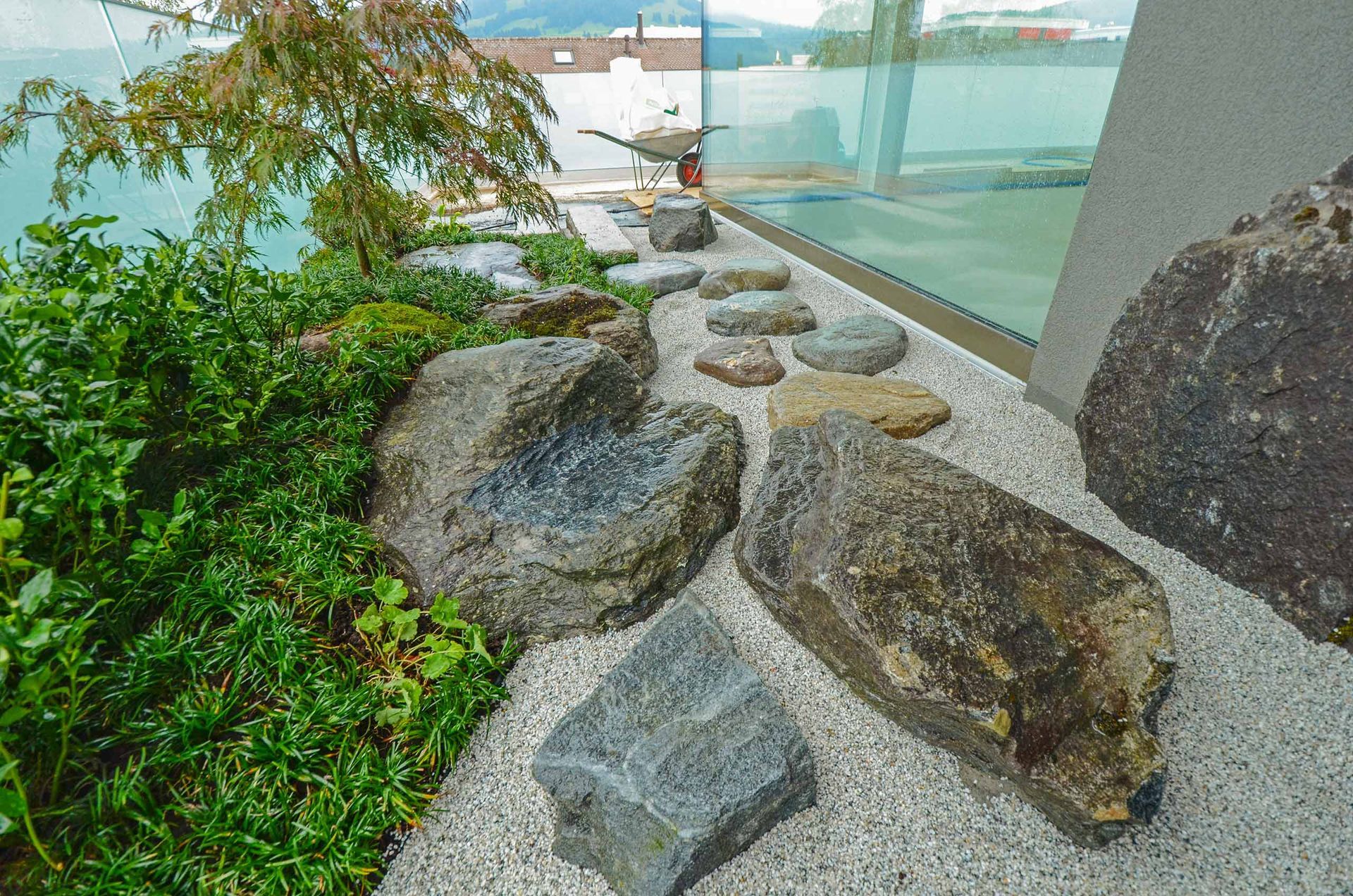 Un giardino con rocce e ghiaia su una terrazza