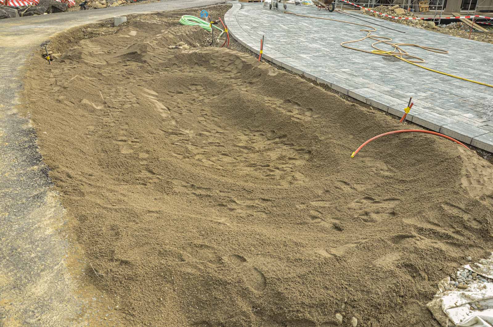 Un grande mucchio di terra è adagiato sul ciglio della strada.