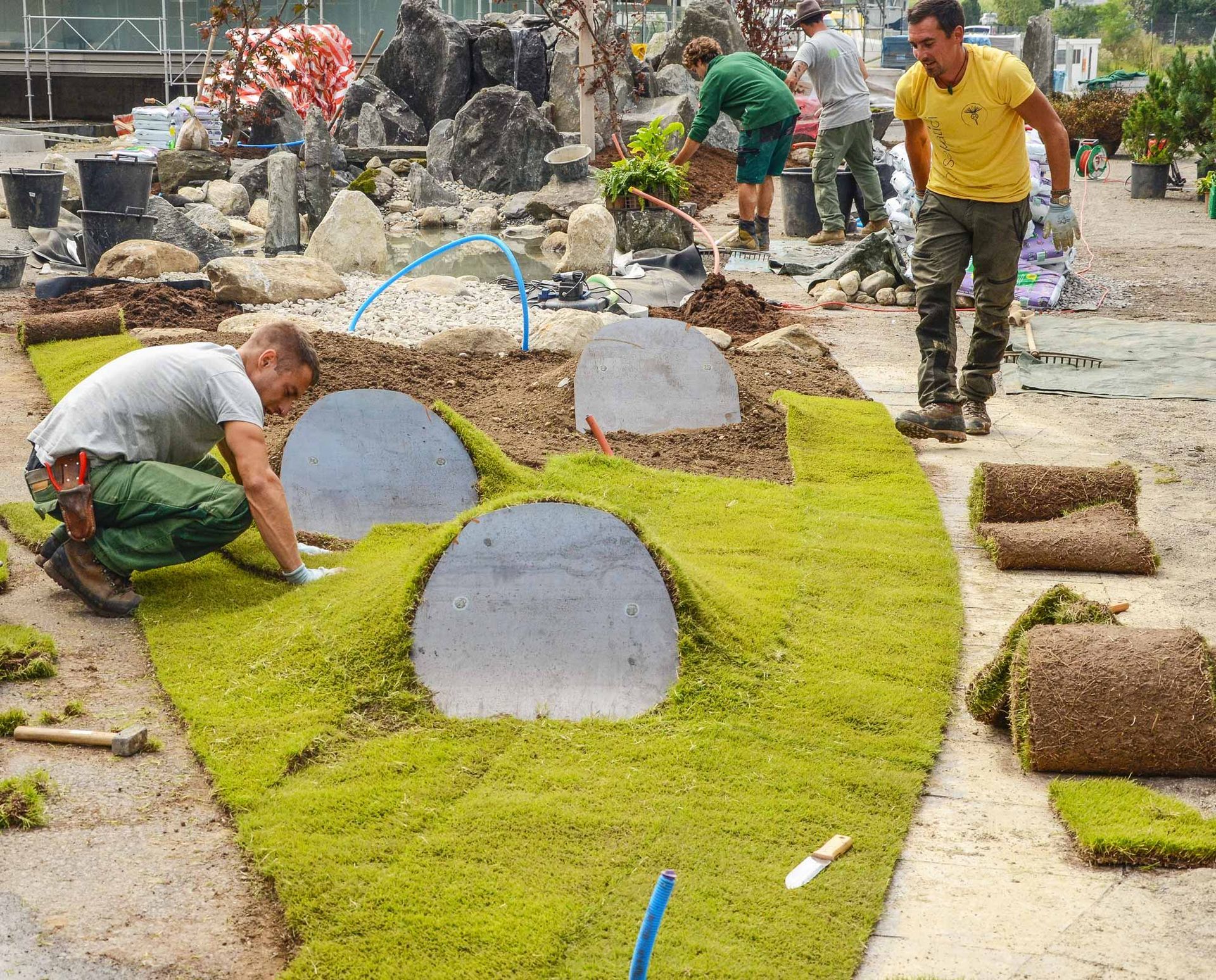 Un gruppo di uomini sta lavorando su un appezzamento di erba