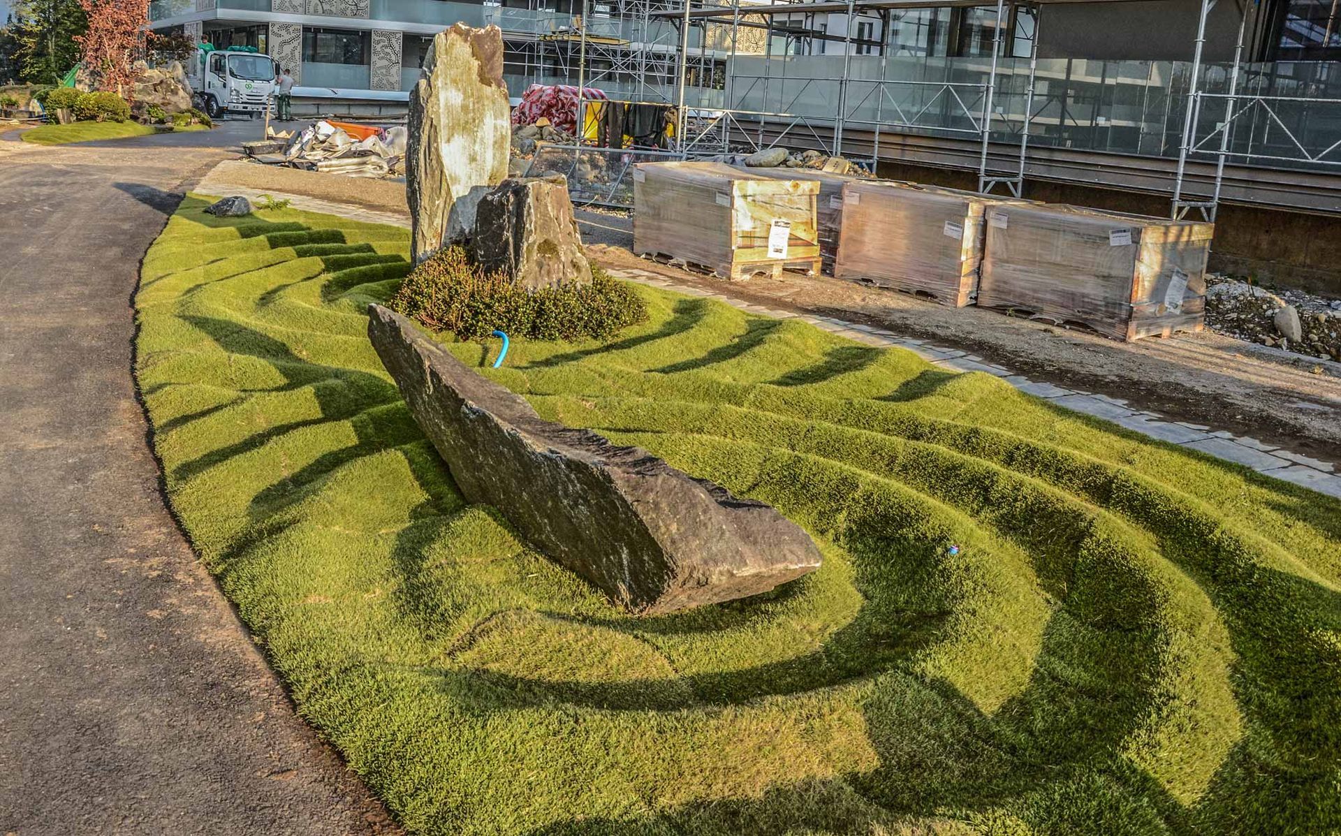 Sistemazione giardino zen fatto di erba e rocce in un parco.