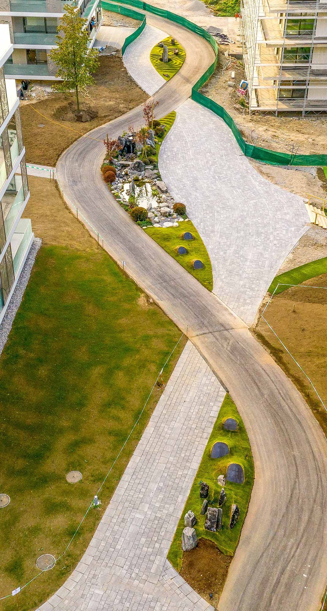 Una vista aerea di una strada che attraversa un parco.