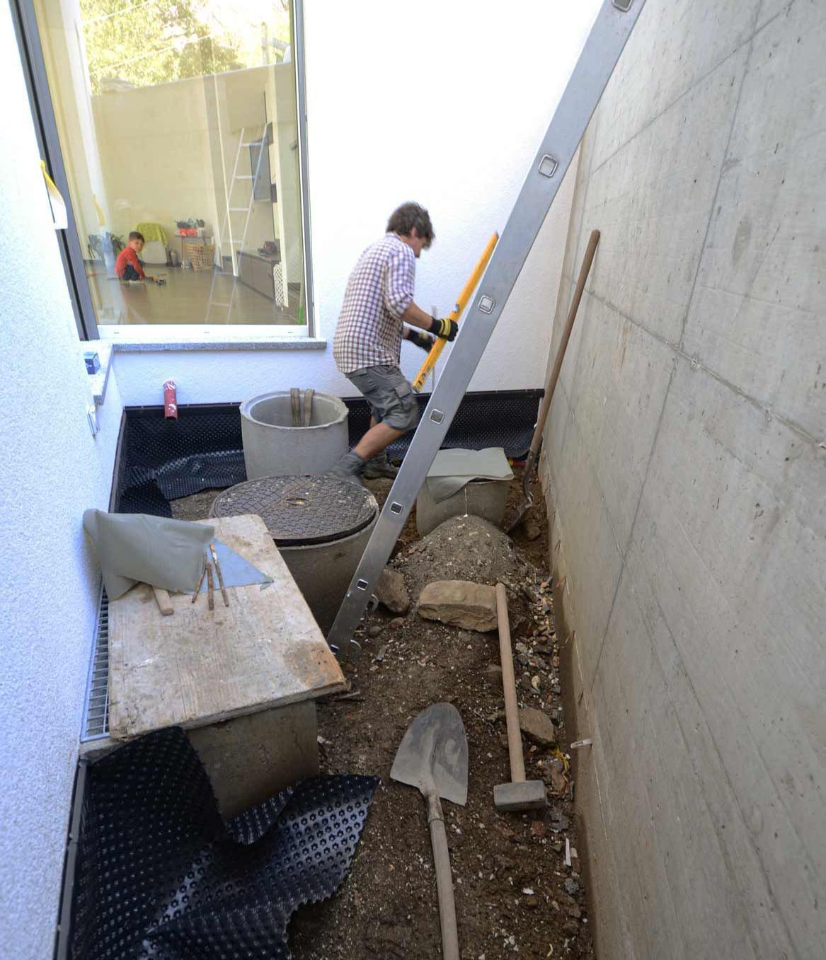 Un uomo sta usando una scala per scavare nella terra