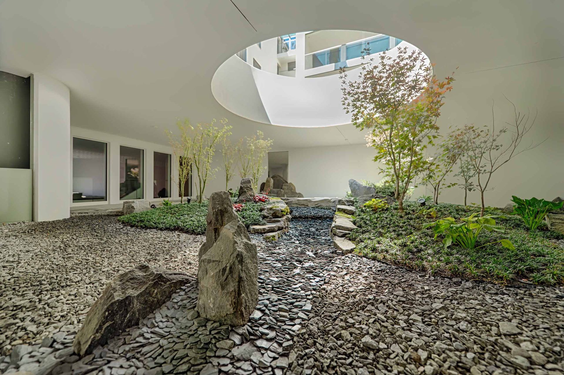 C'è un giardino circolare al centro della stanza.