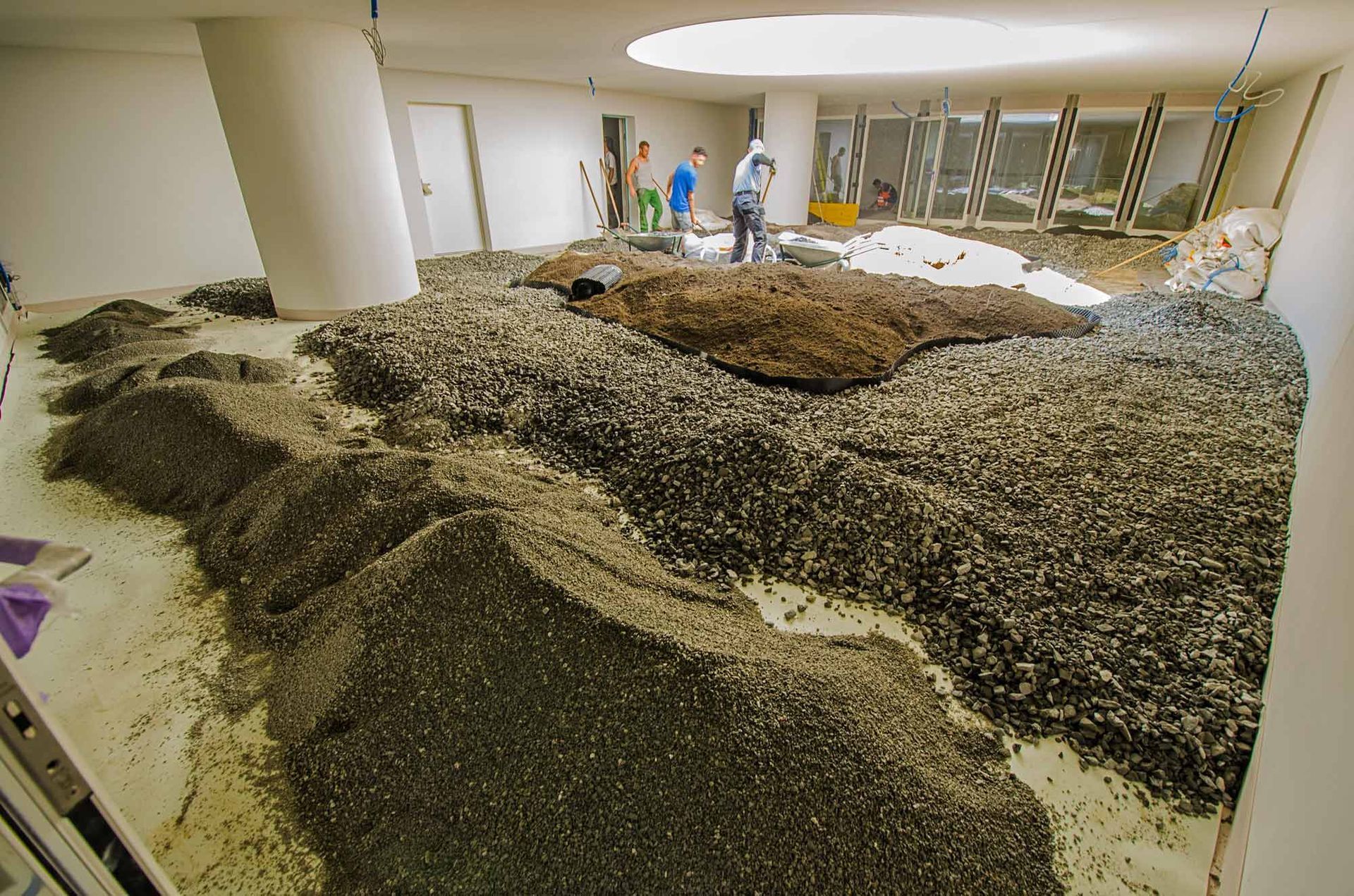 Un gruppo di persone è in piedi attorno a un grande mucchio di rocce.