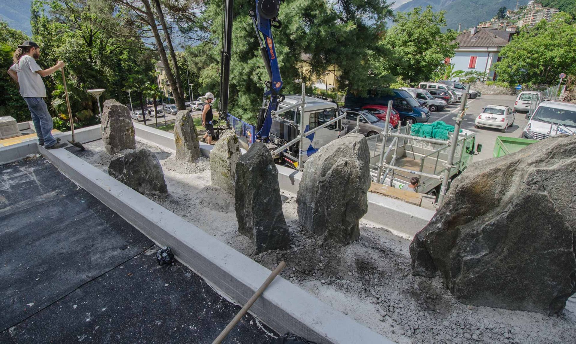 Un uomo è in piedi in cima a un mucchio di rocce.