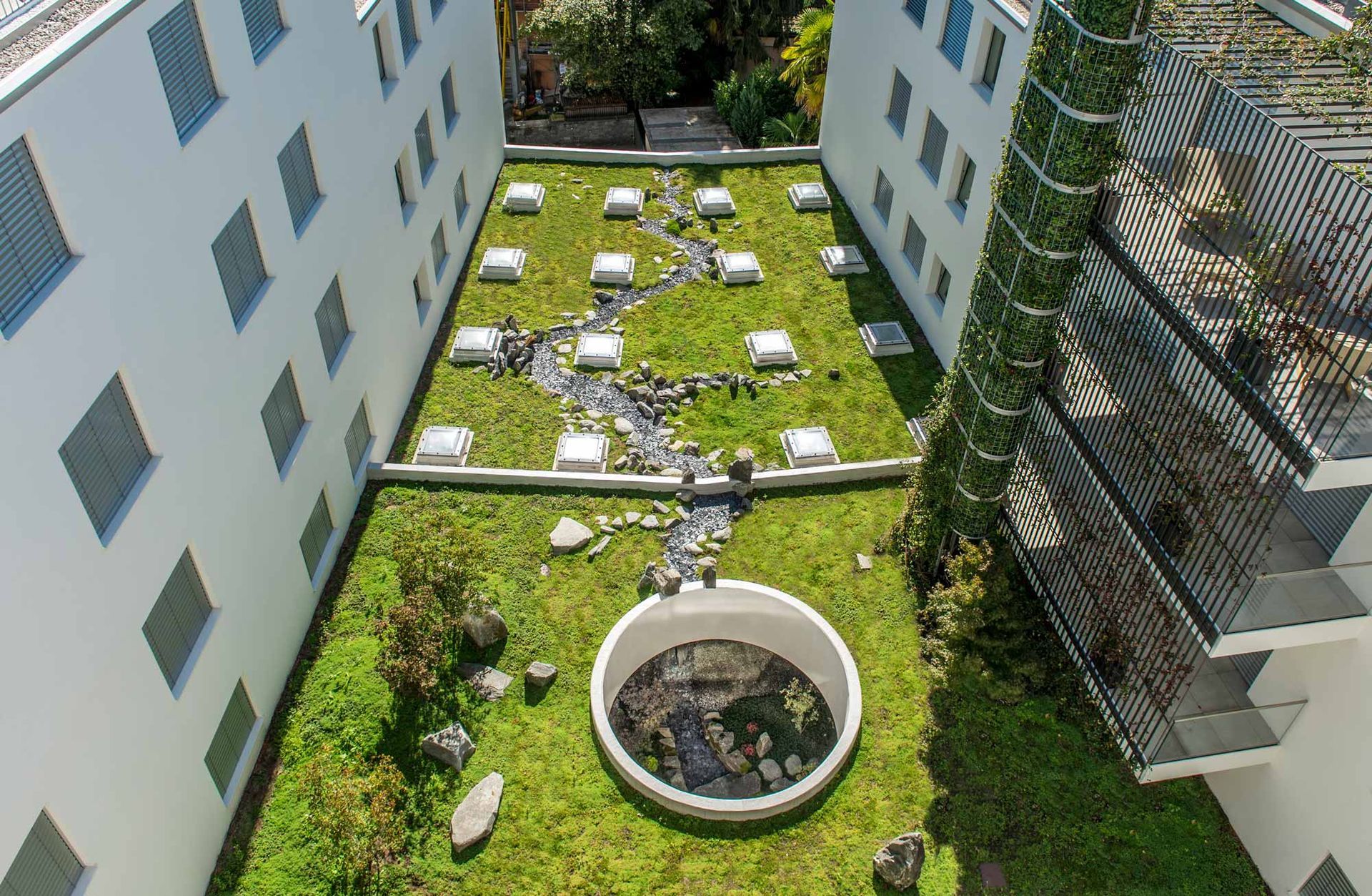 Una vista aerea di un giardino tra due edifici