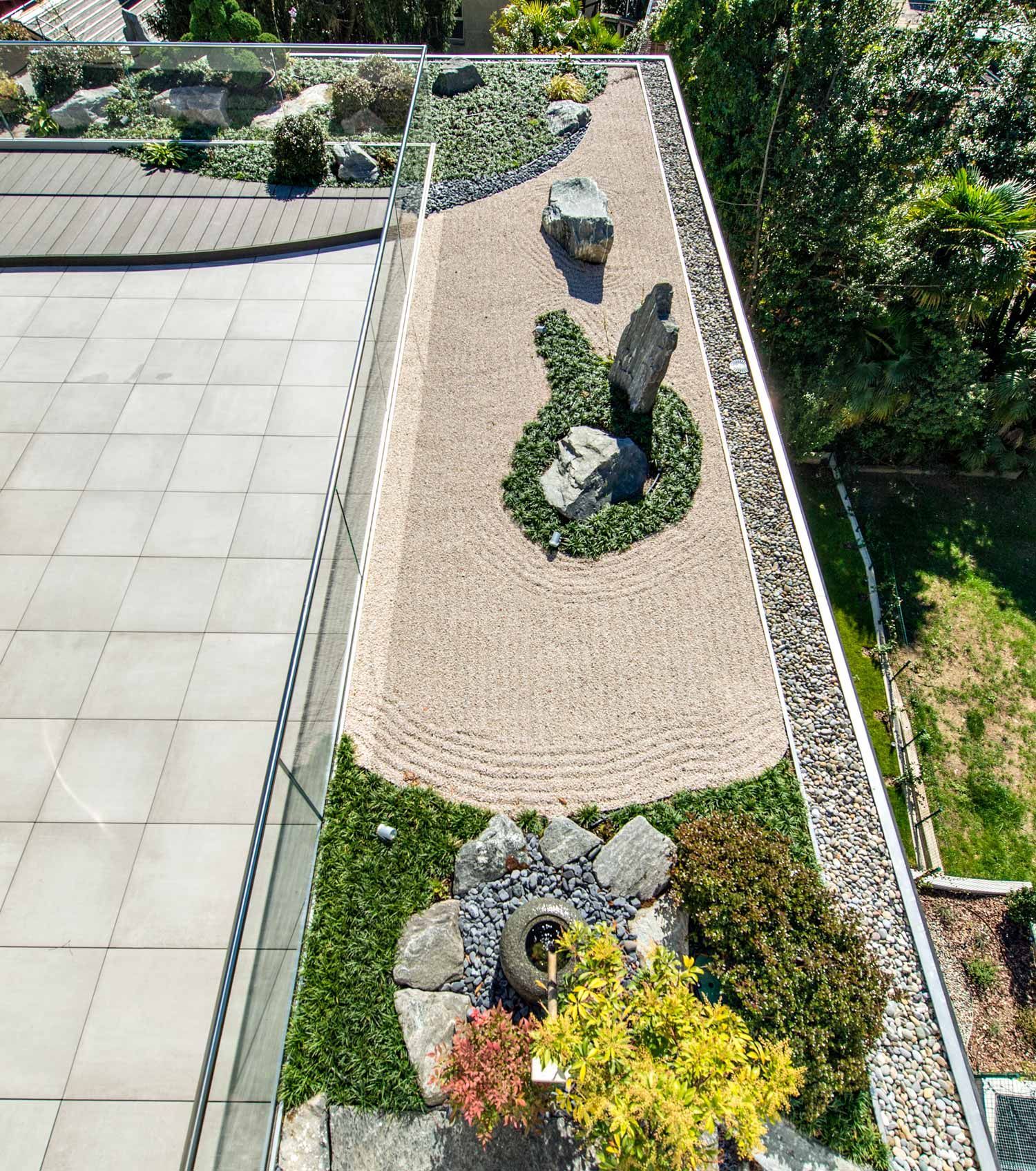 Una vista aerea di un giardino sul tetto di un edificio.