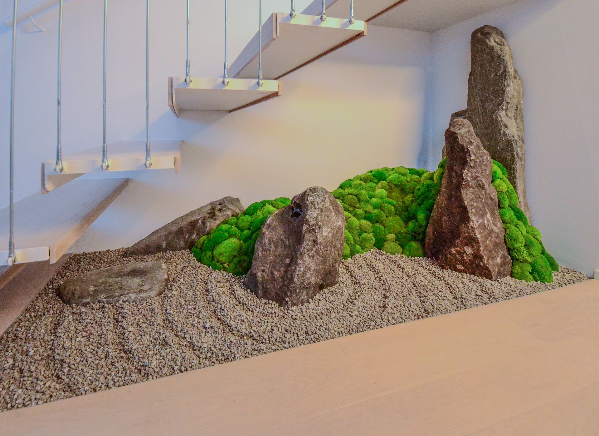Una scala con rocce e muschio ai lati