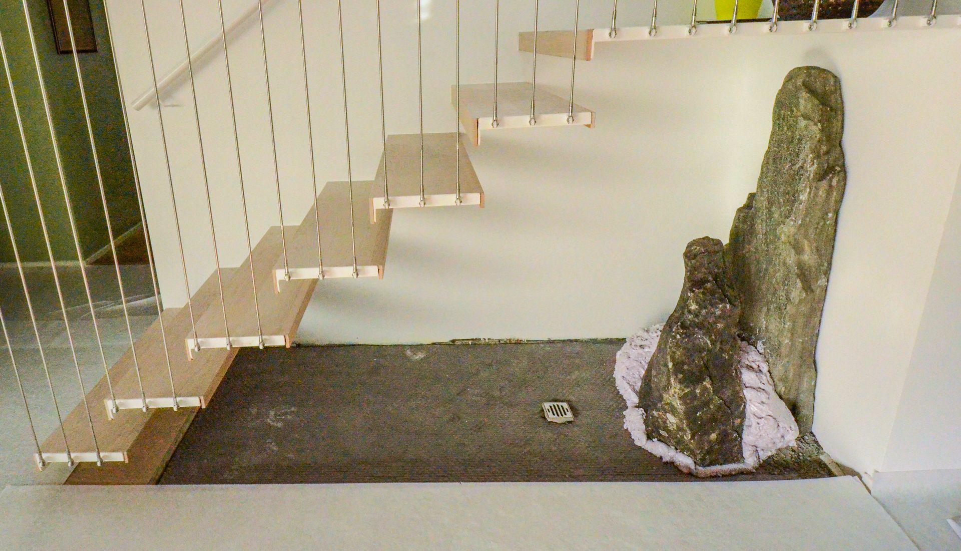 Una scala con delle rocce sul pavimento