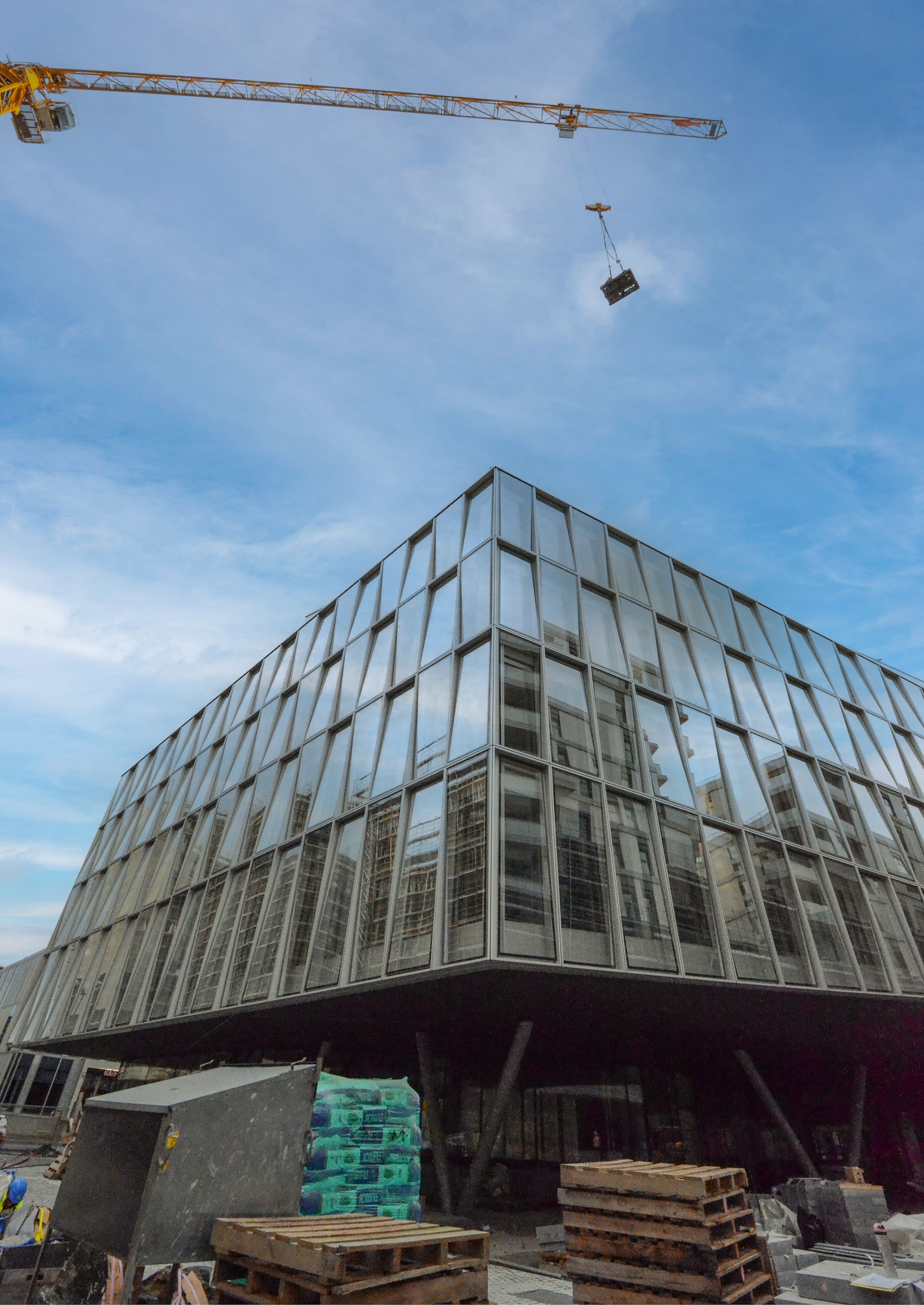 Un grande edificio in costruzione con una gru nel cielo