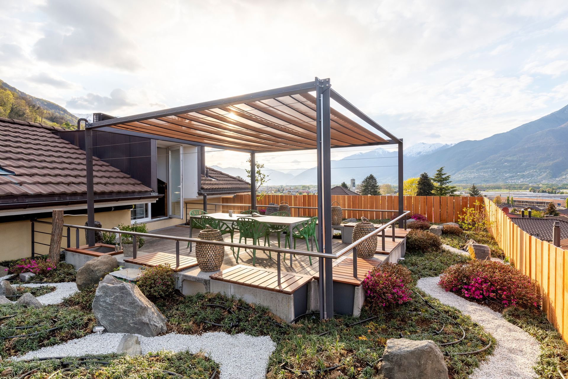 Al centro del giardino c'è un pergolato con tavolo e sedie.