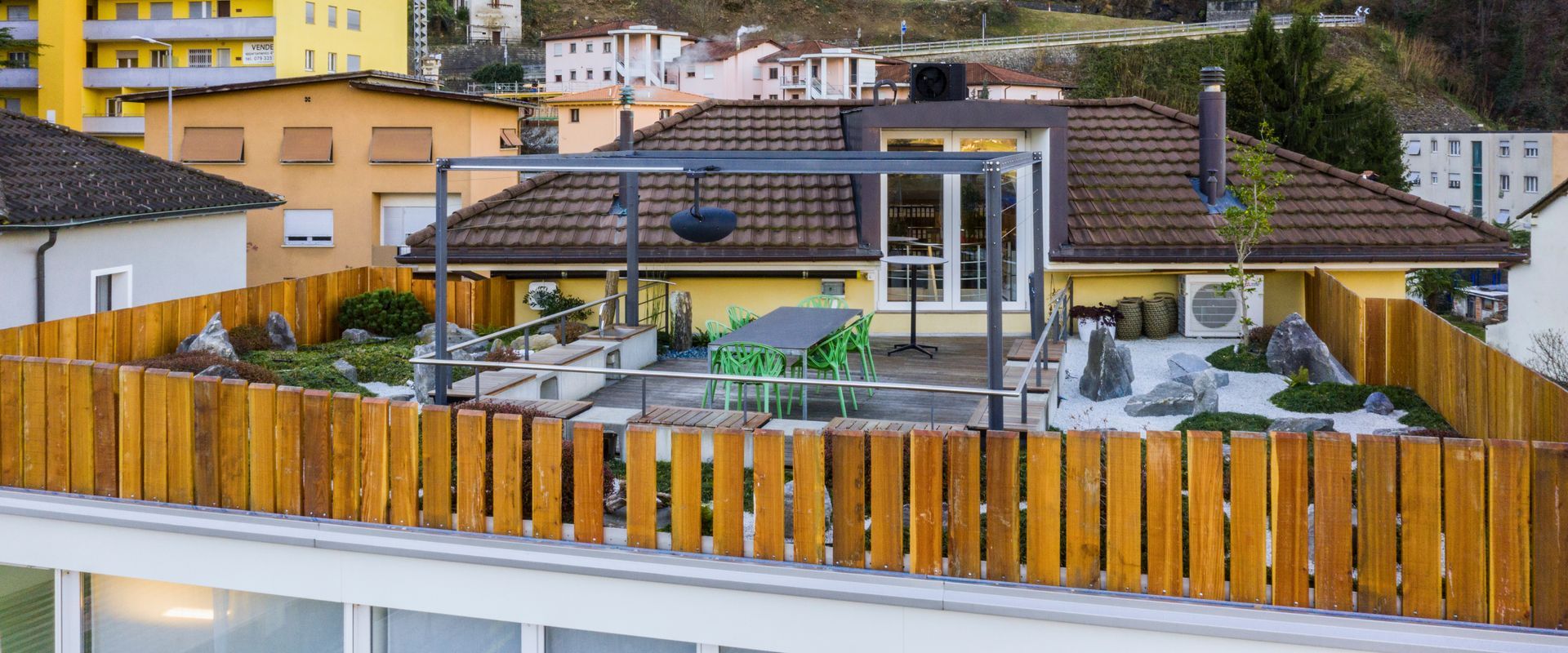 Una vista aerea di un giardino pensile circondato da una recinzione in legno.