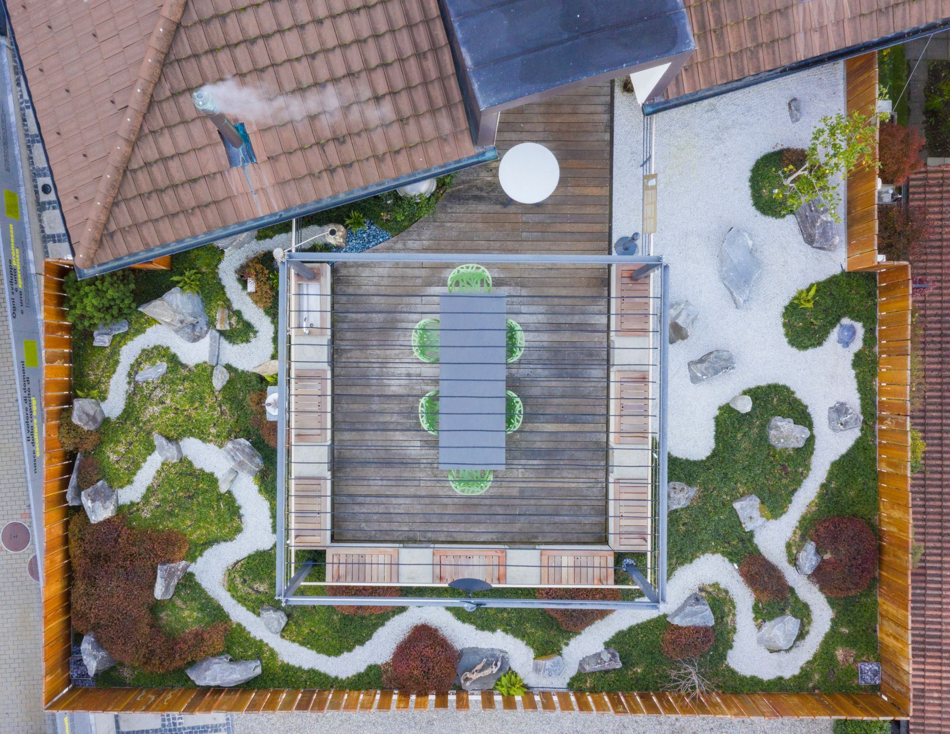 Una vista aerea di un giardino con tavolo e sedie