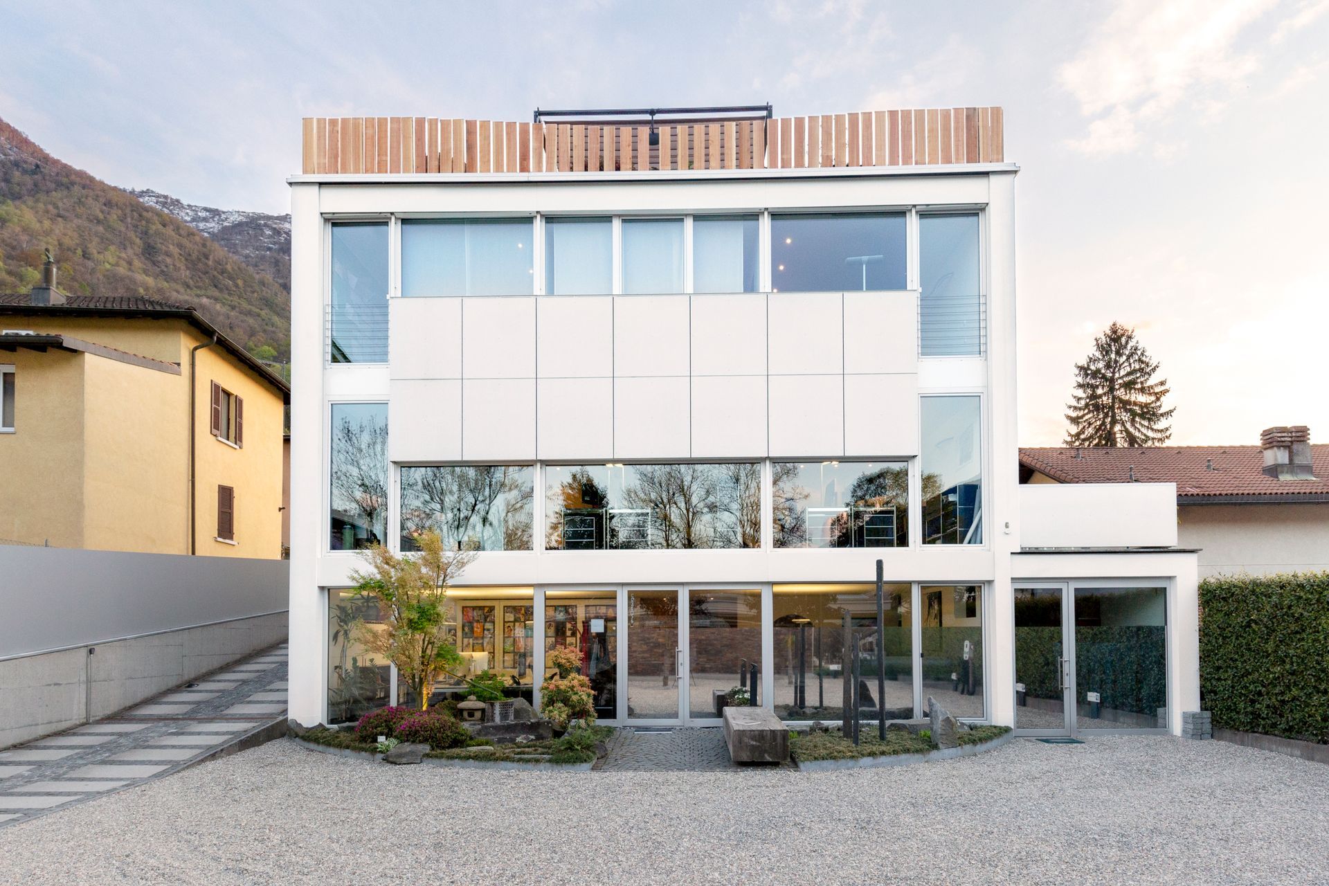 Un grande edificio bianco con molte finestre