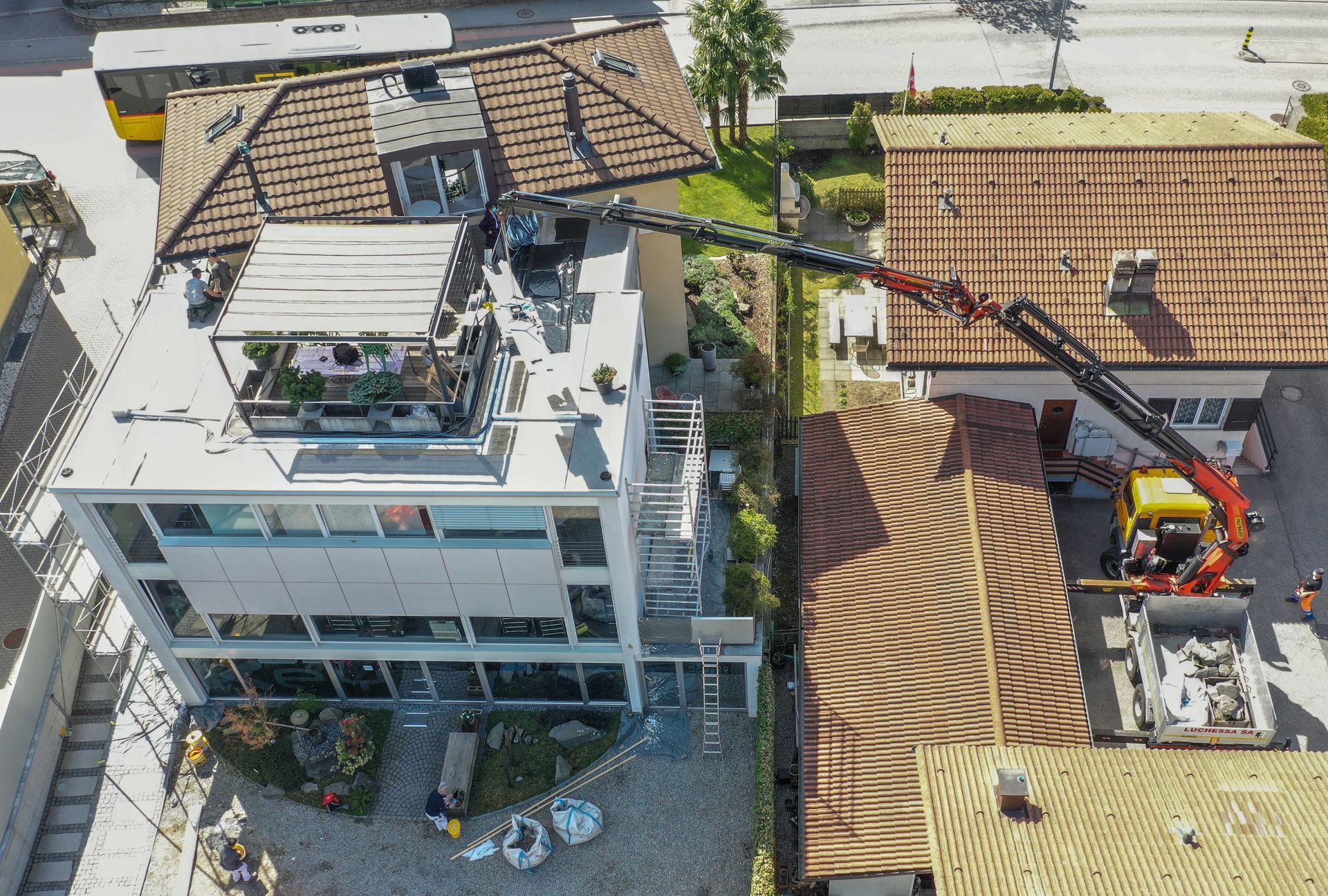 Una vista aerea di un edificio con una gru in cima
