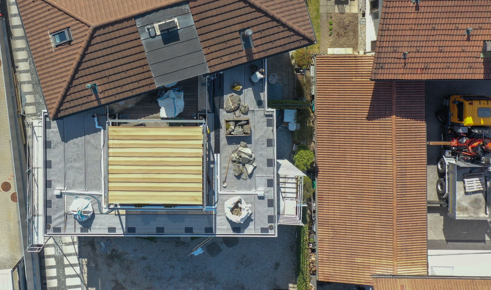 Una vista aerea di una casa con un tetto in costruzione