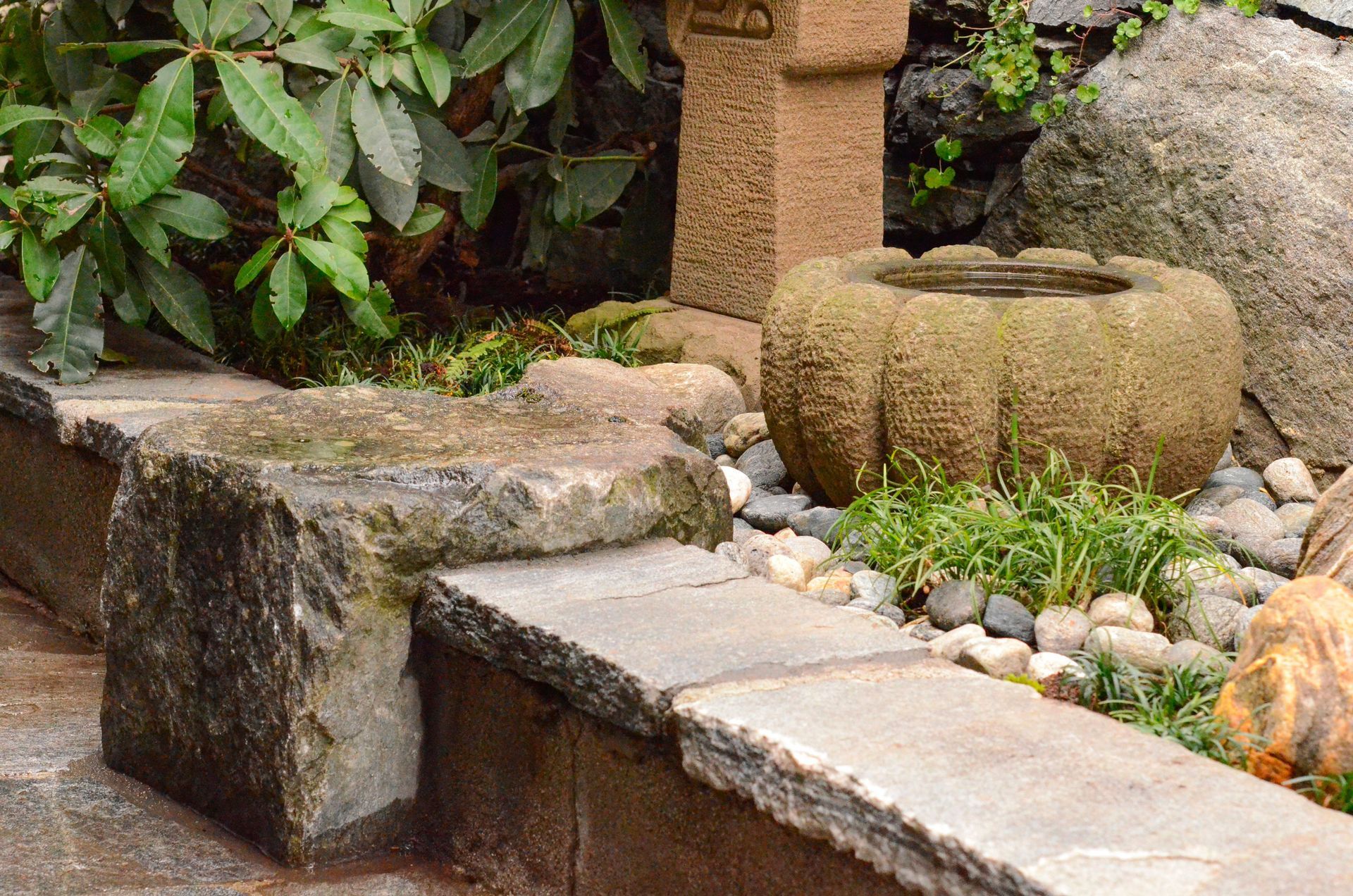 Un muro di pietra con una ciotola di pietra al centro