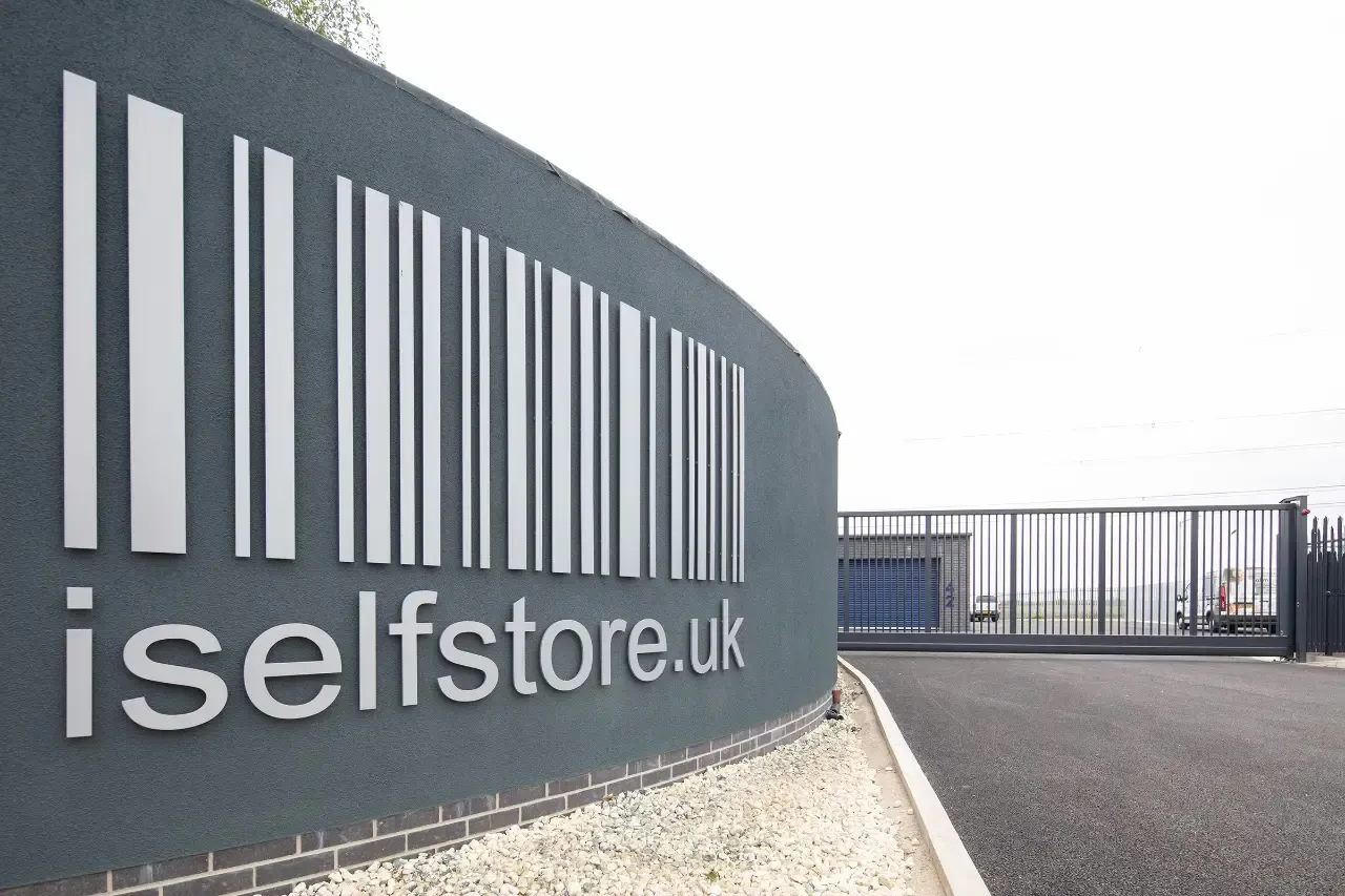 Lincoln self storage entrance 2