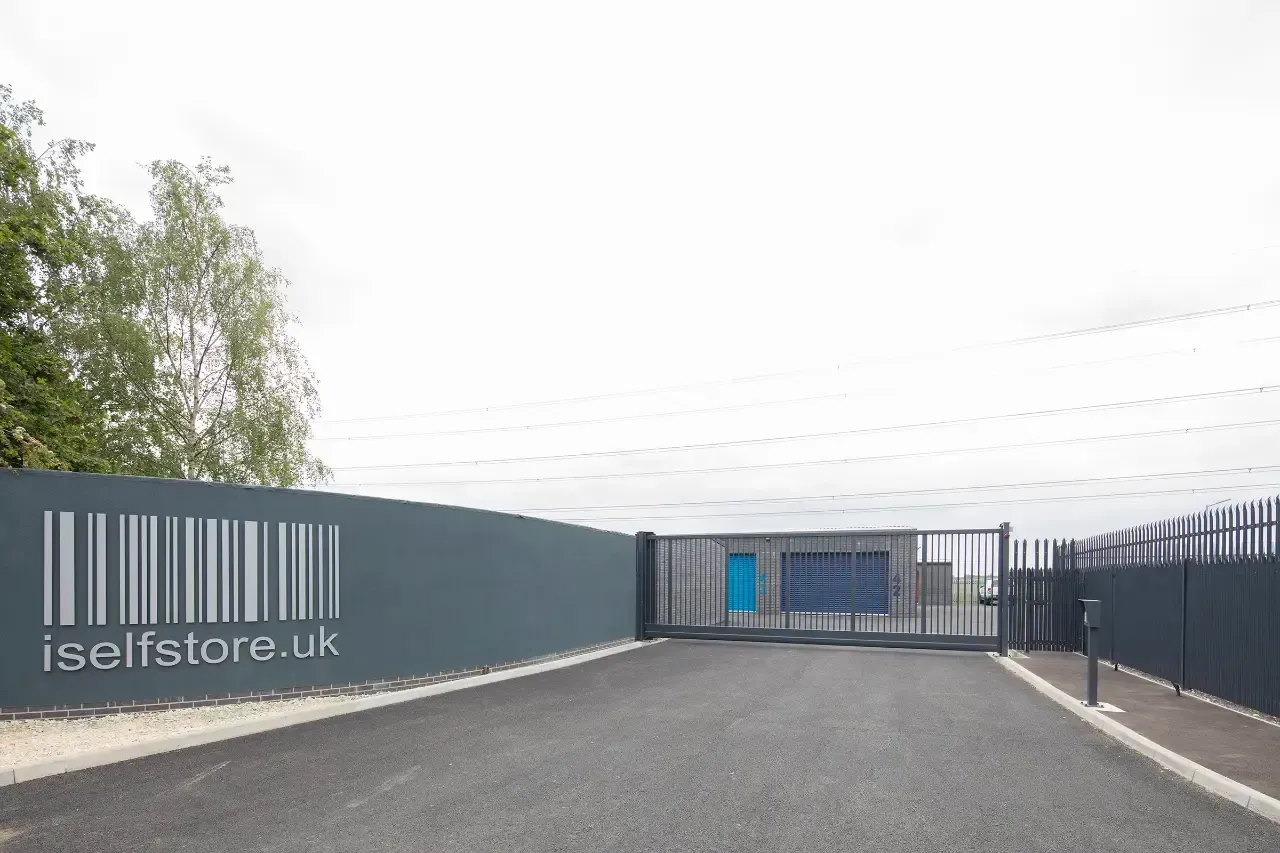 Lincoln self storage entrance