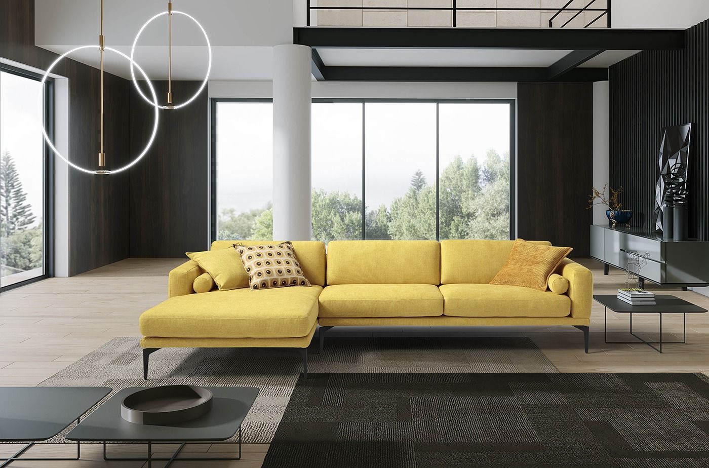 Un soggiorno con un divano componibile giallo e due tavolini da caffè.