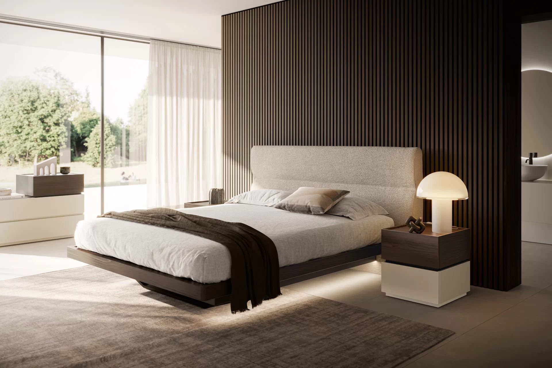 Una camera da letto con un letto, comodini e una grande finestra.