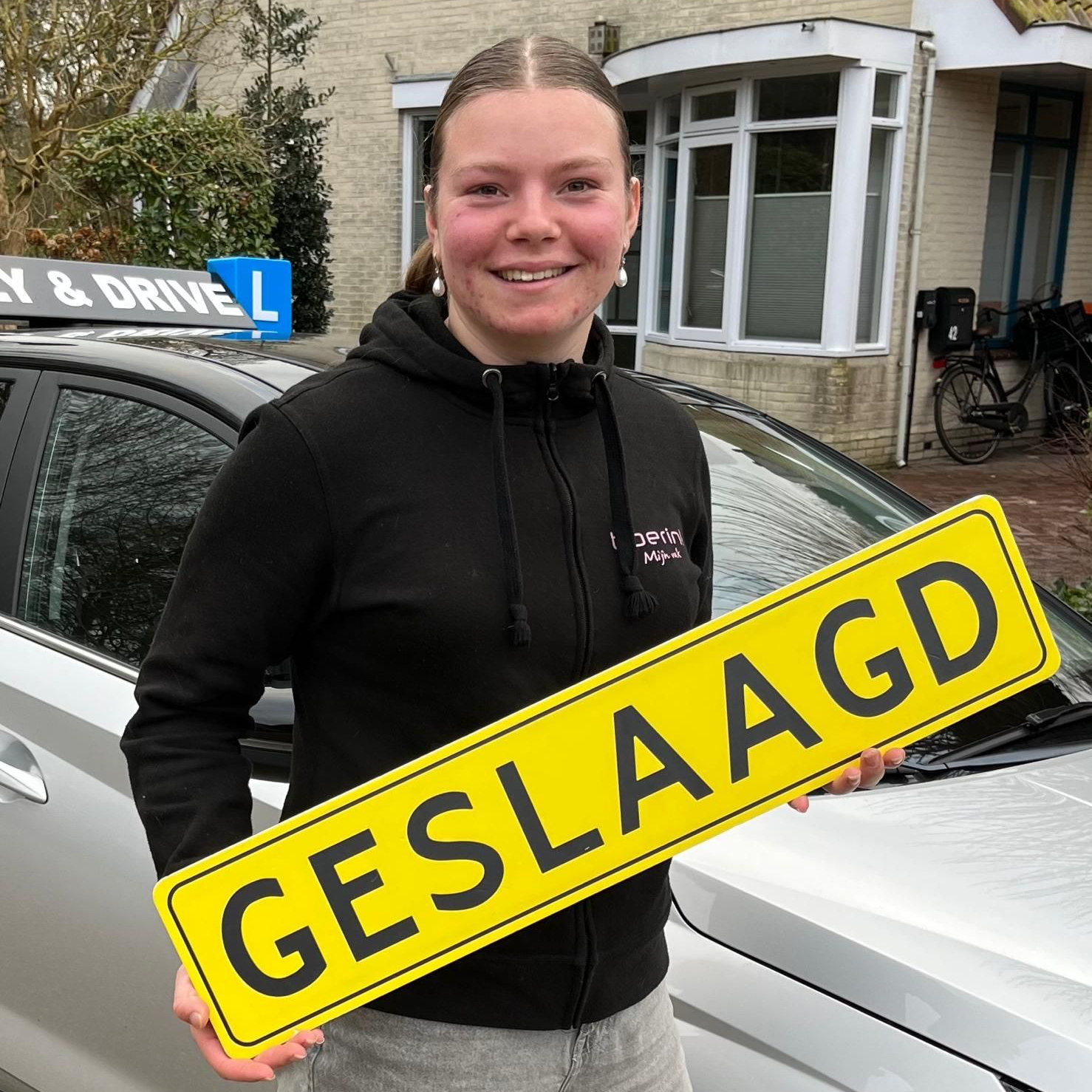 Een vrouw met een geel 