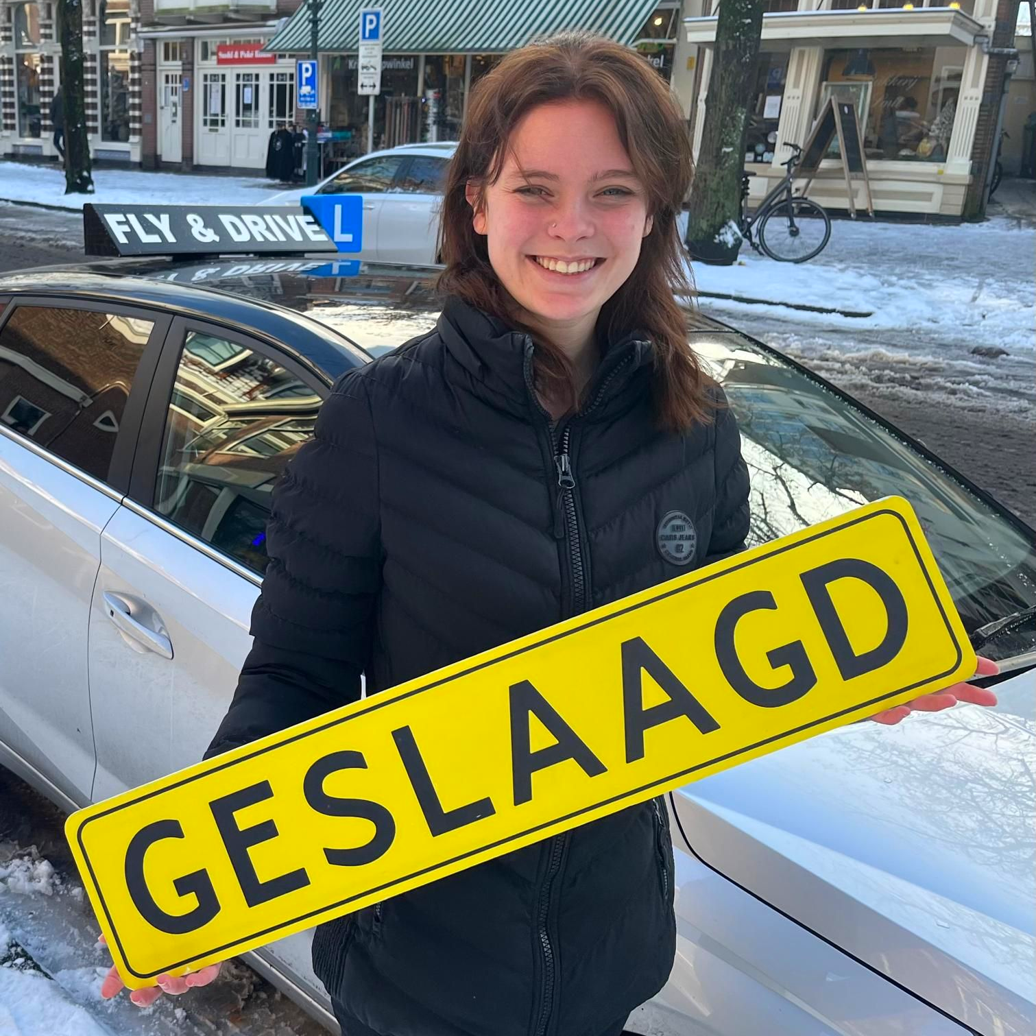 Een jong persoon lacht en houdt een 