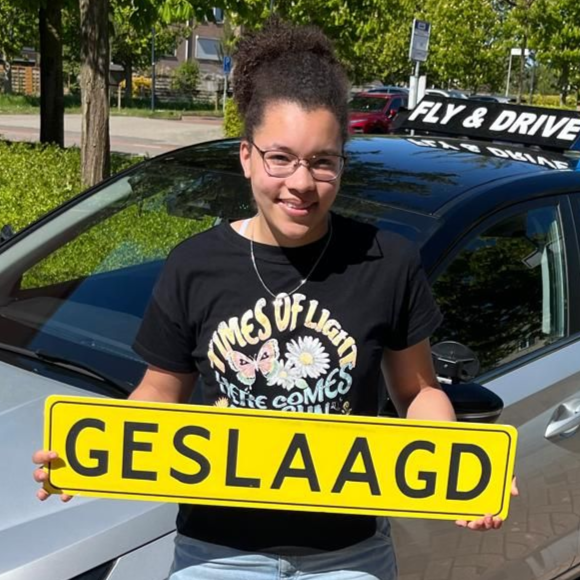 Witte Hyundai lesauto met