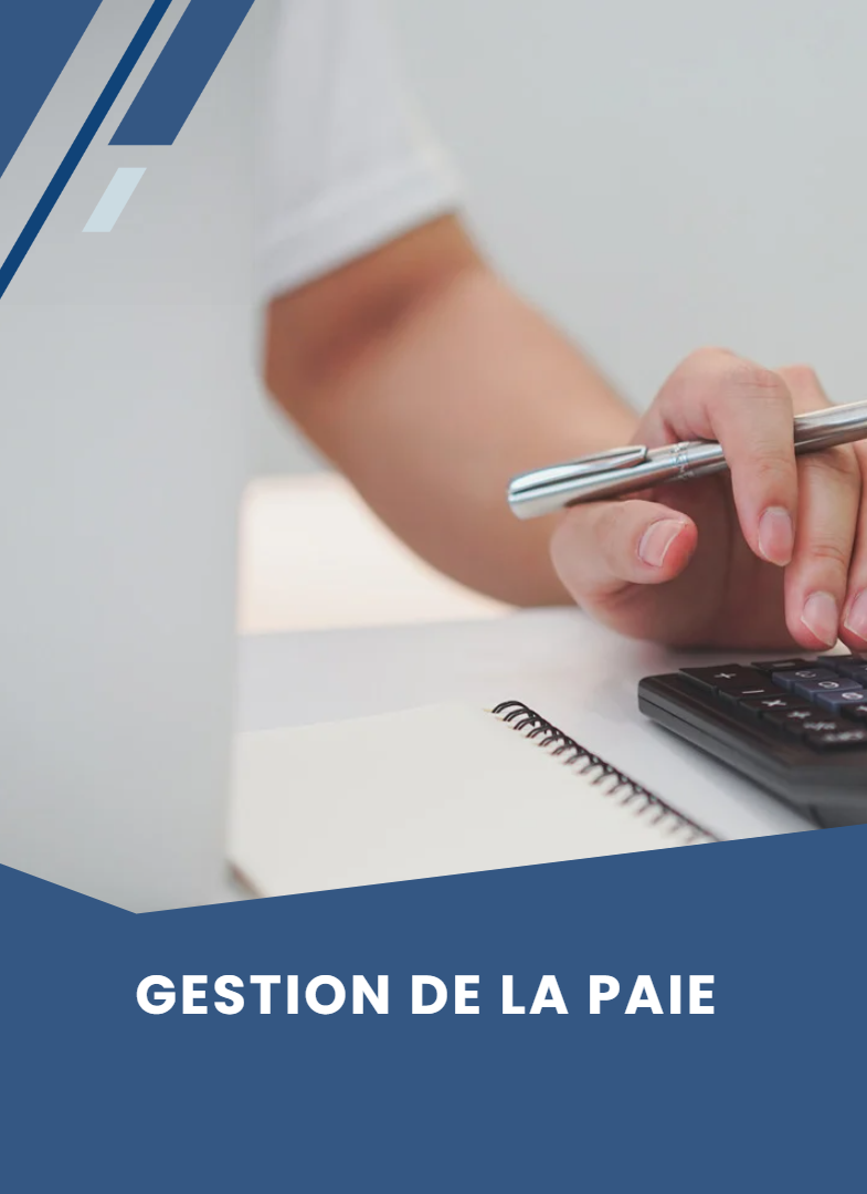 Une personne utilise une calculatrice avec les mots gestion de la paie en bas