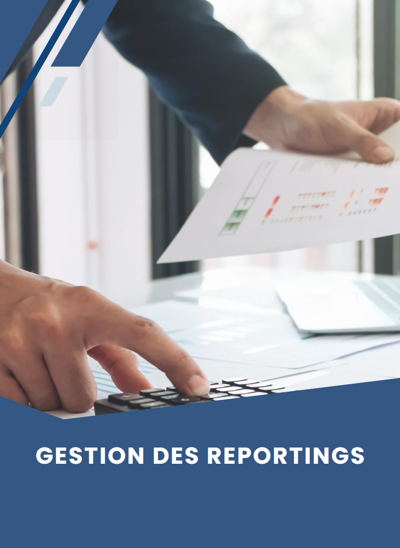 Une personne utilise une calculatrice et tient un morceau de papier avec les mots « gestion des reportings » dessus