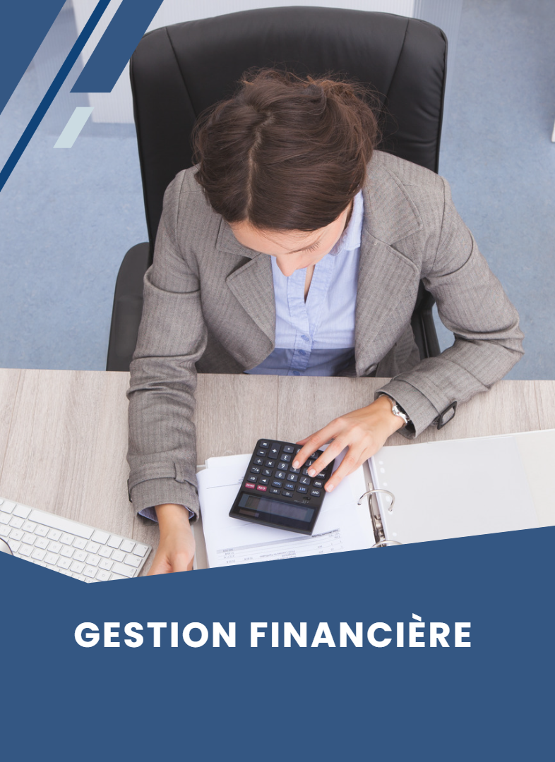 Une femme est assise à un bureau et utilise une calculatrice