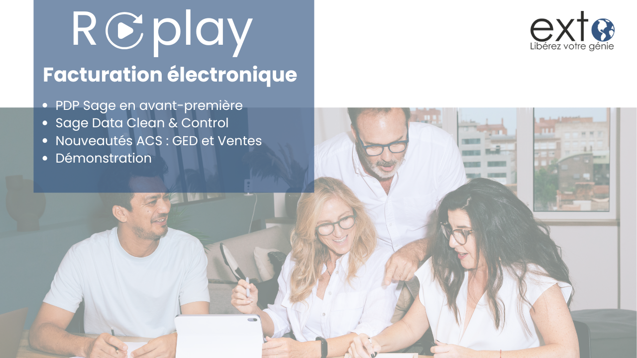 Un groupe de personnes sont assises à une table et discutent.