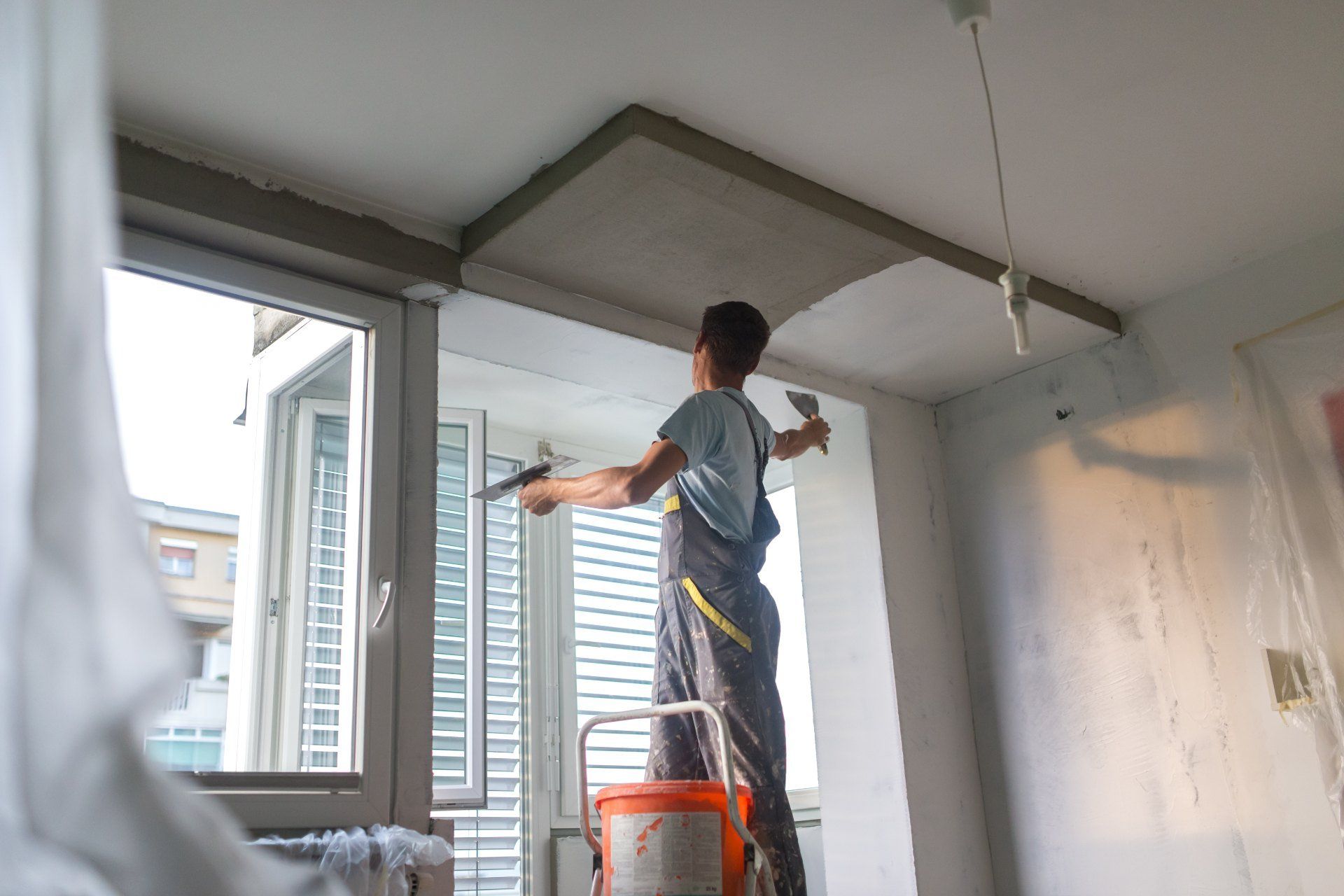 operaio durante la ristrutturazione di un appartamento