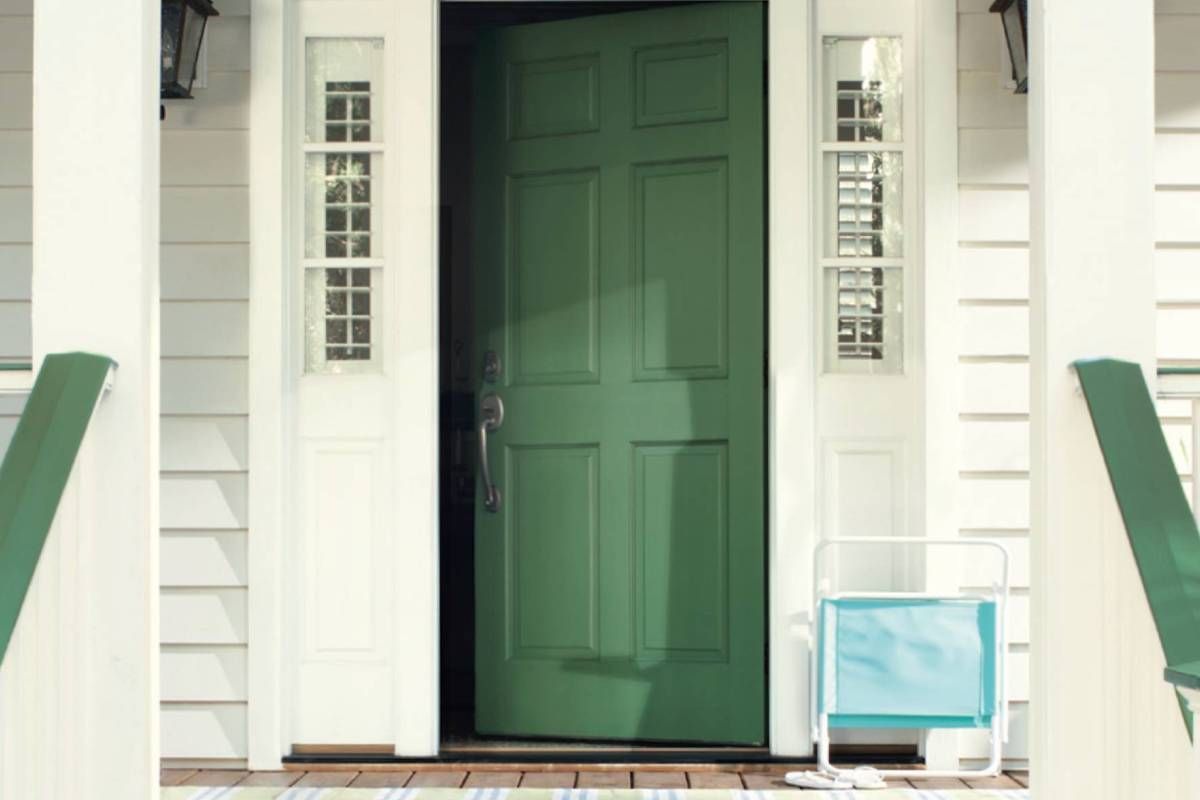 Benjamin Moore Aura® Grand Entrance Exterior Paint on a front door near Fort Lauderdale, Florida (FL)