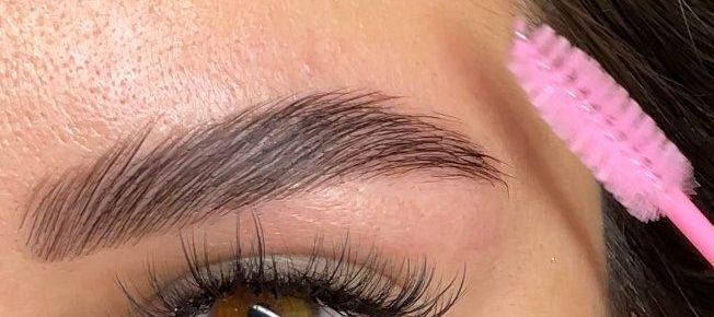 Brow Lamination y Extensiones de Pestañas