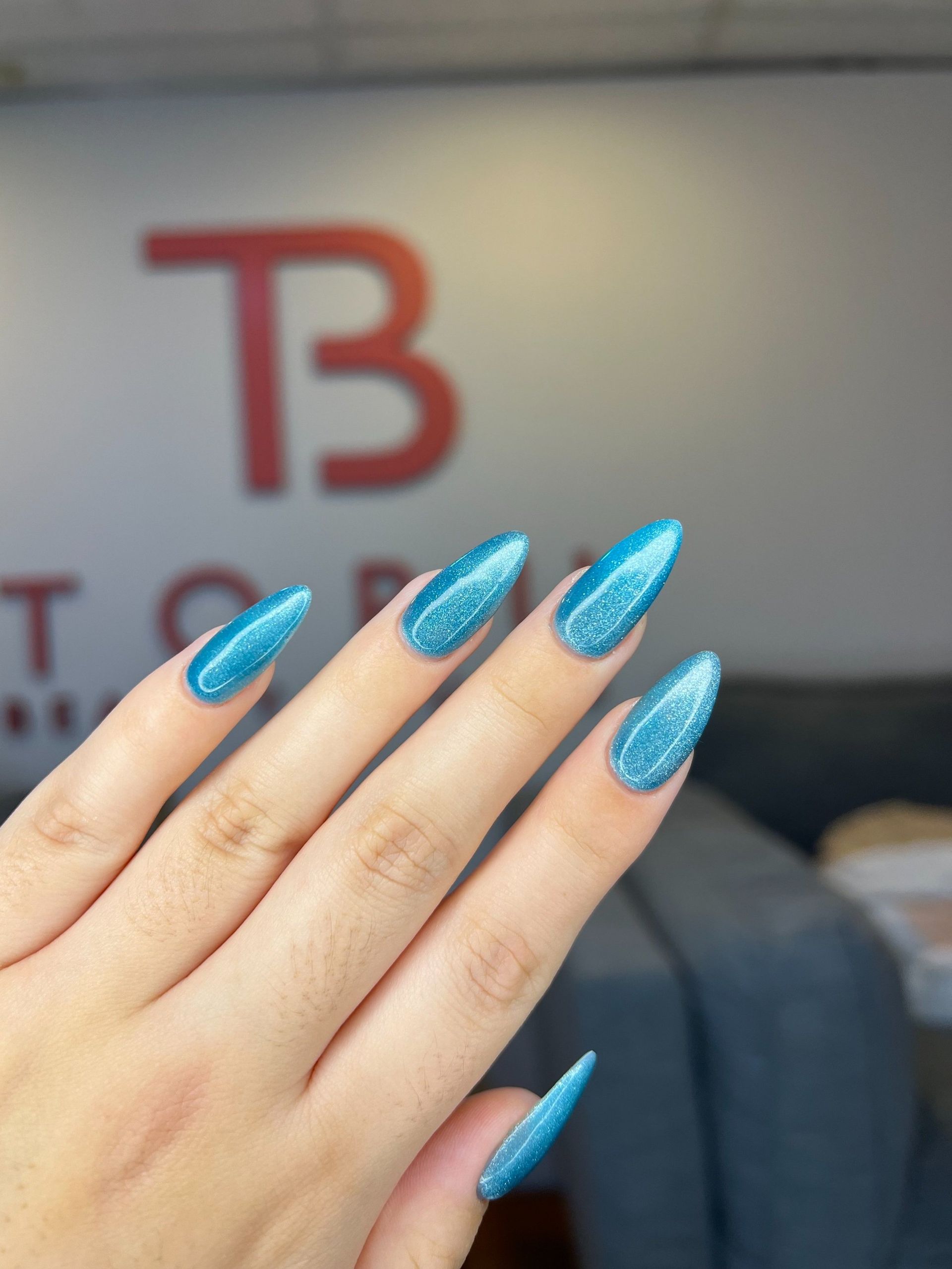 Uñas Acrílicas efecto ojo de gato celeste