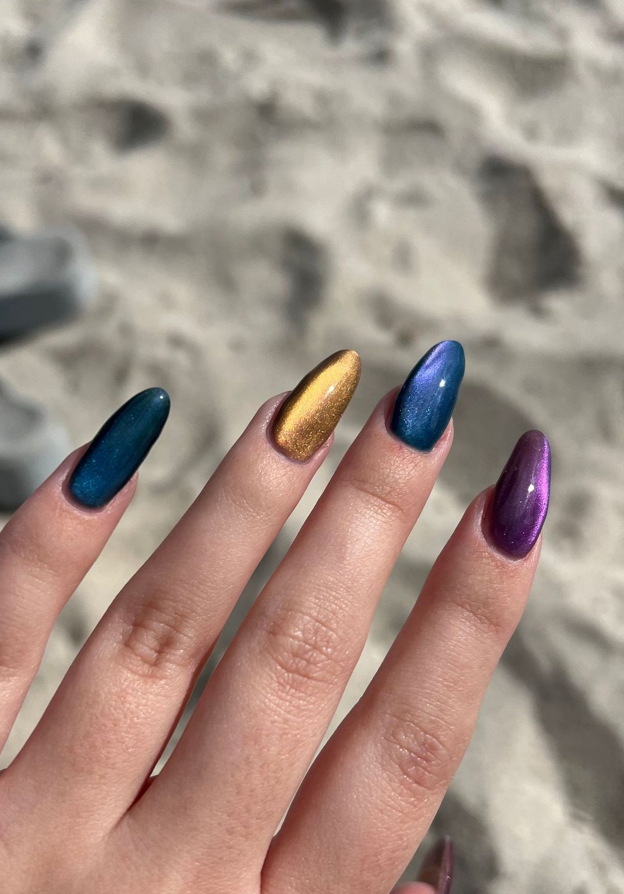 uñas acrilicas con efecto ojo de gato